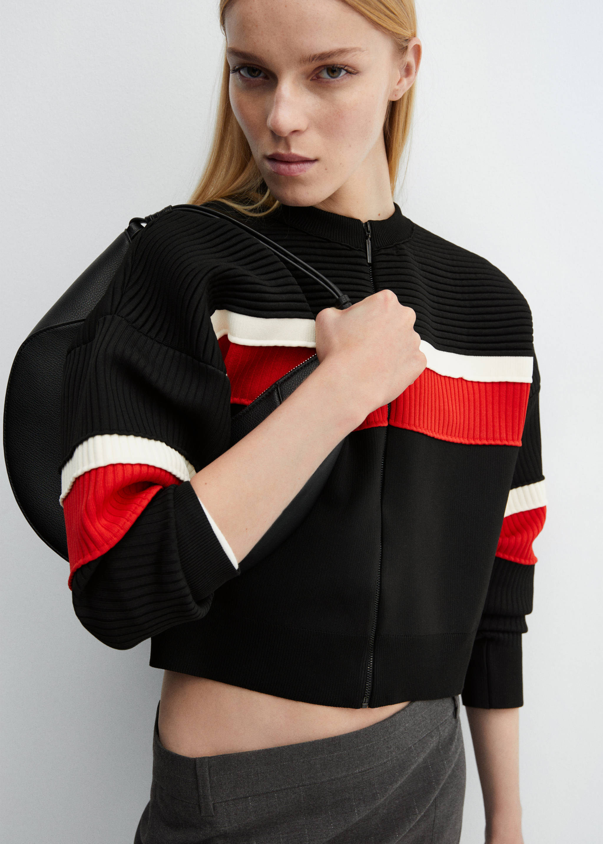 Ribbstickad kofta dragkedja - Bild av mittparti