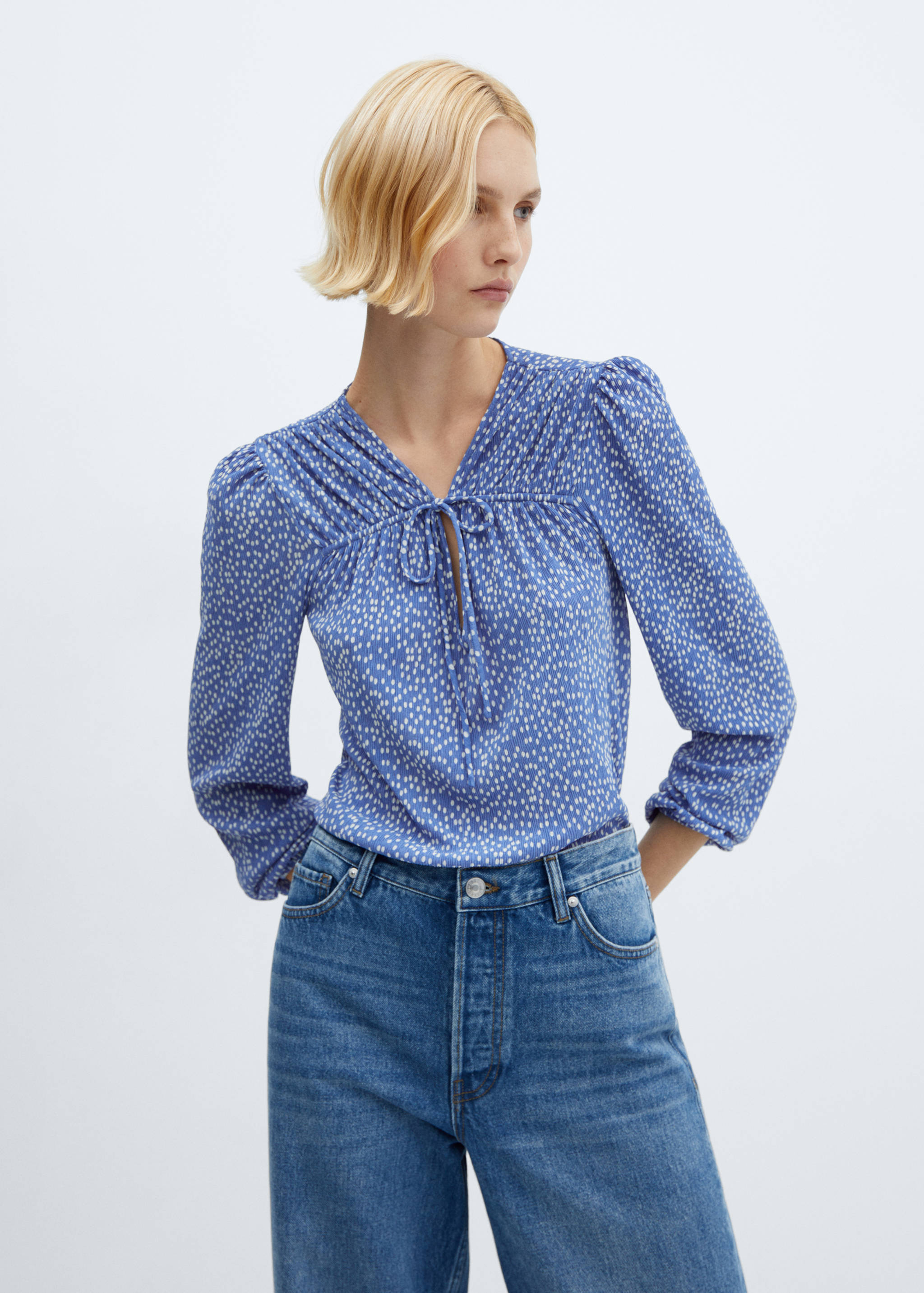 Bedruckte Bluse mit Schleife - Mittlere Ansicht