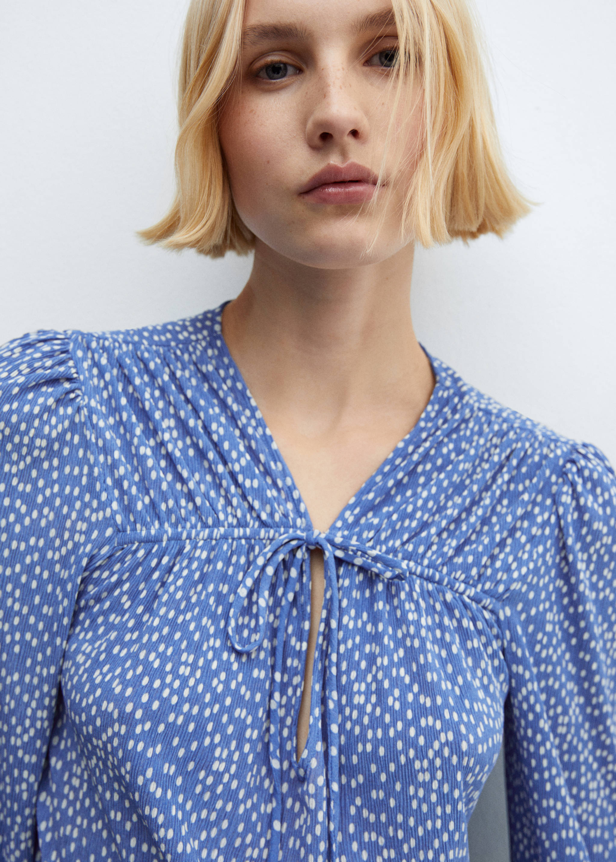 Bedruckte Bluse mit Schleife - Detail des Artikels 1