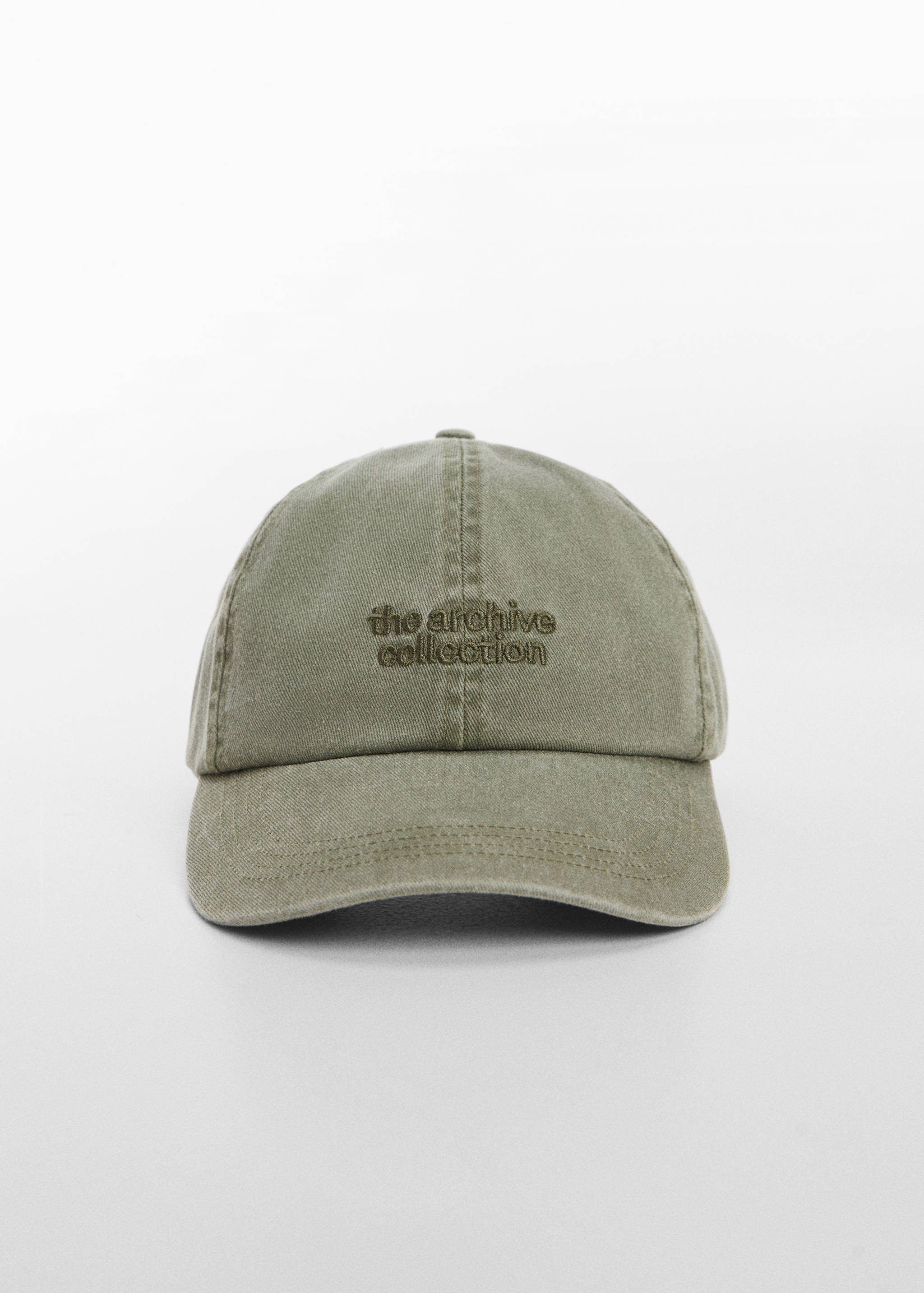 Gorra mensaje bordado - Plano medio
