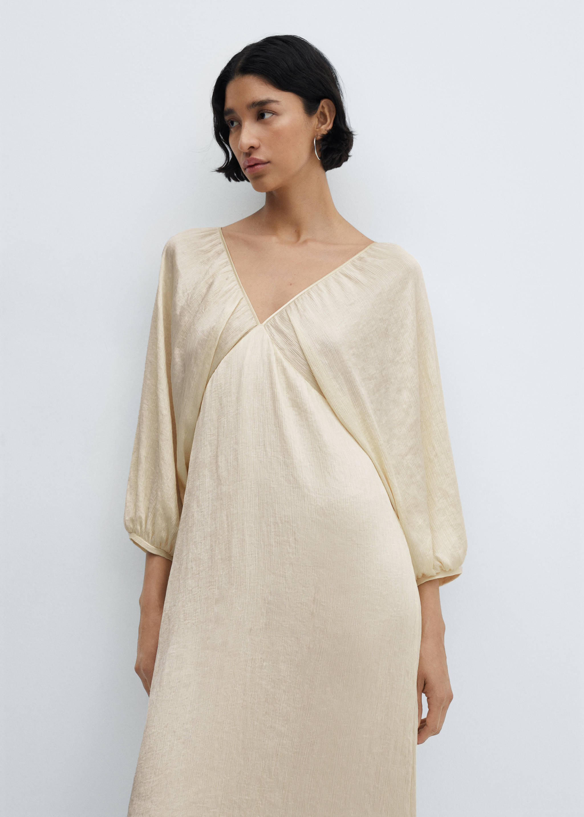 Vestido satinado escote pico - Plano medio