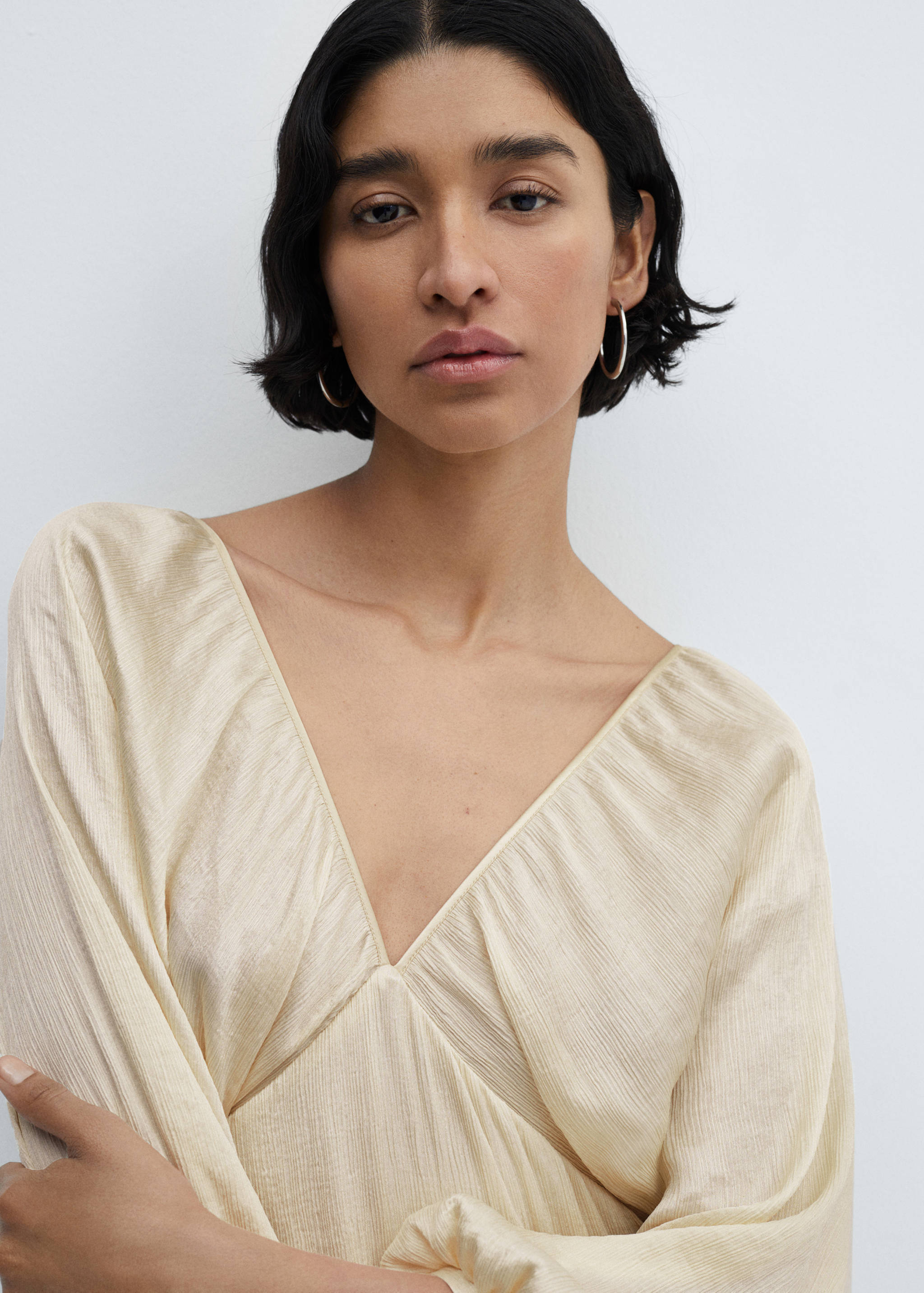 Vestido satinado escote pico - Detalle del artículo 1