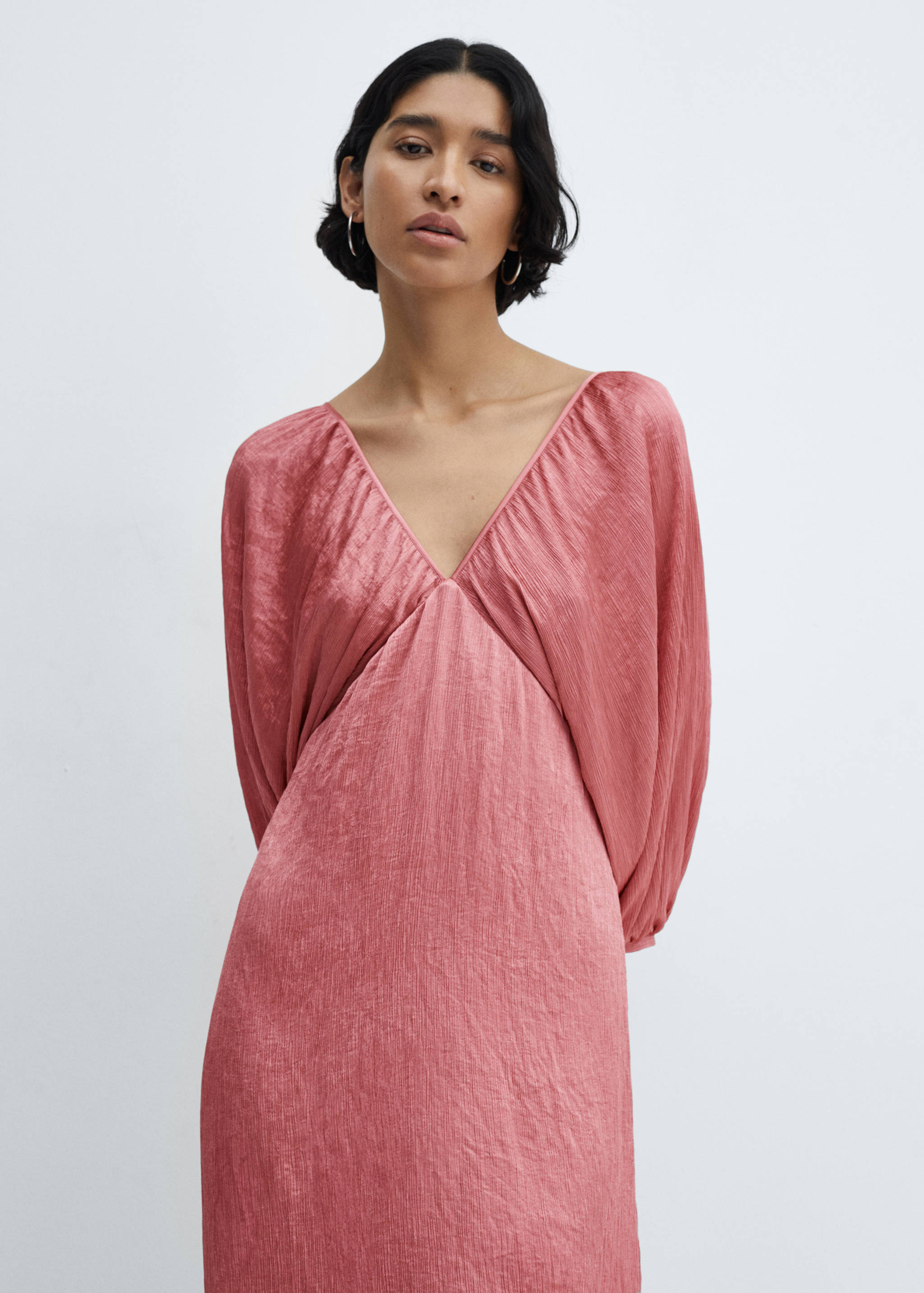 Vestido satinado escote pico - Plano medio