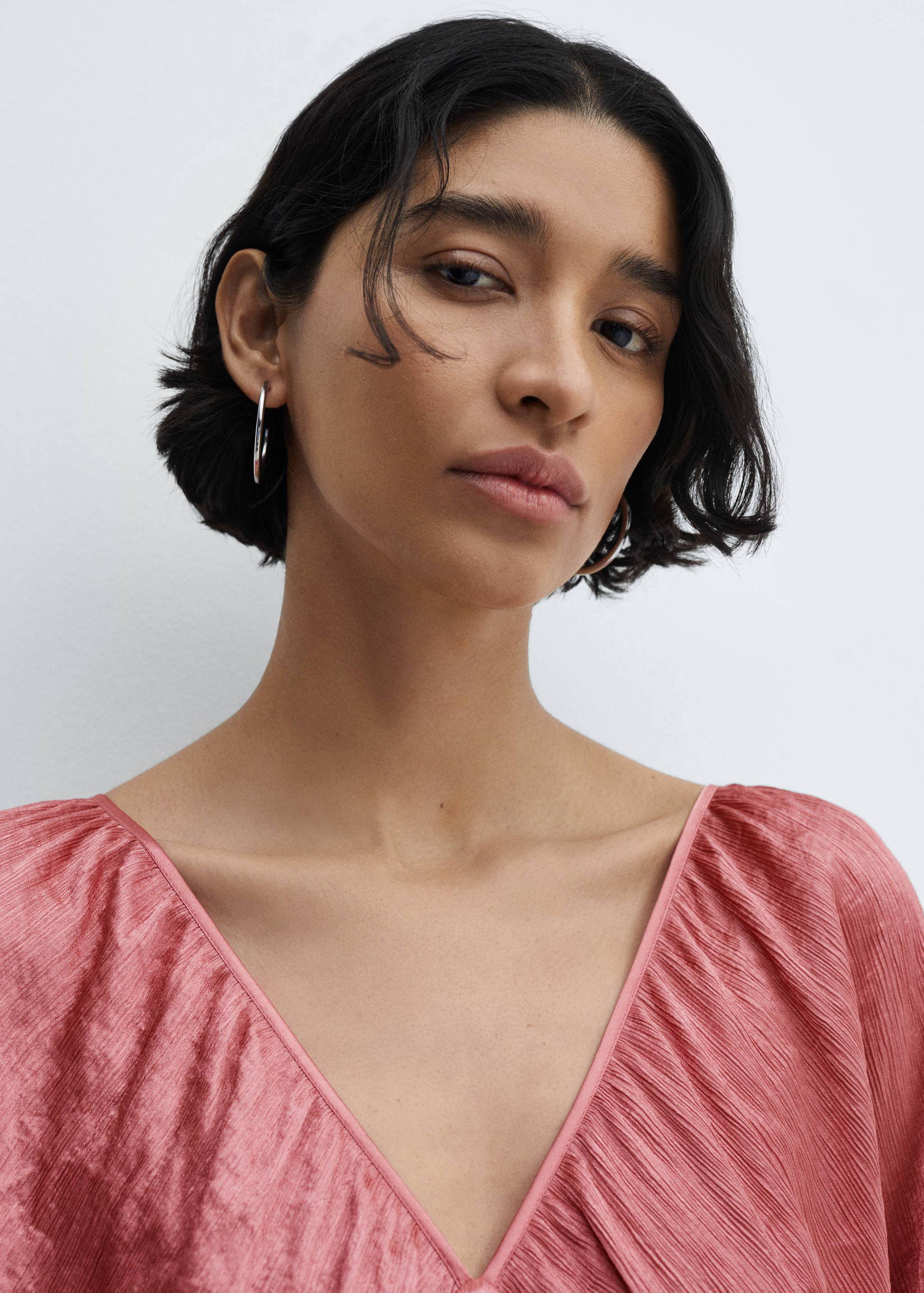 Vestido satinado escote pico - Detalle del artículo 1