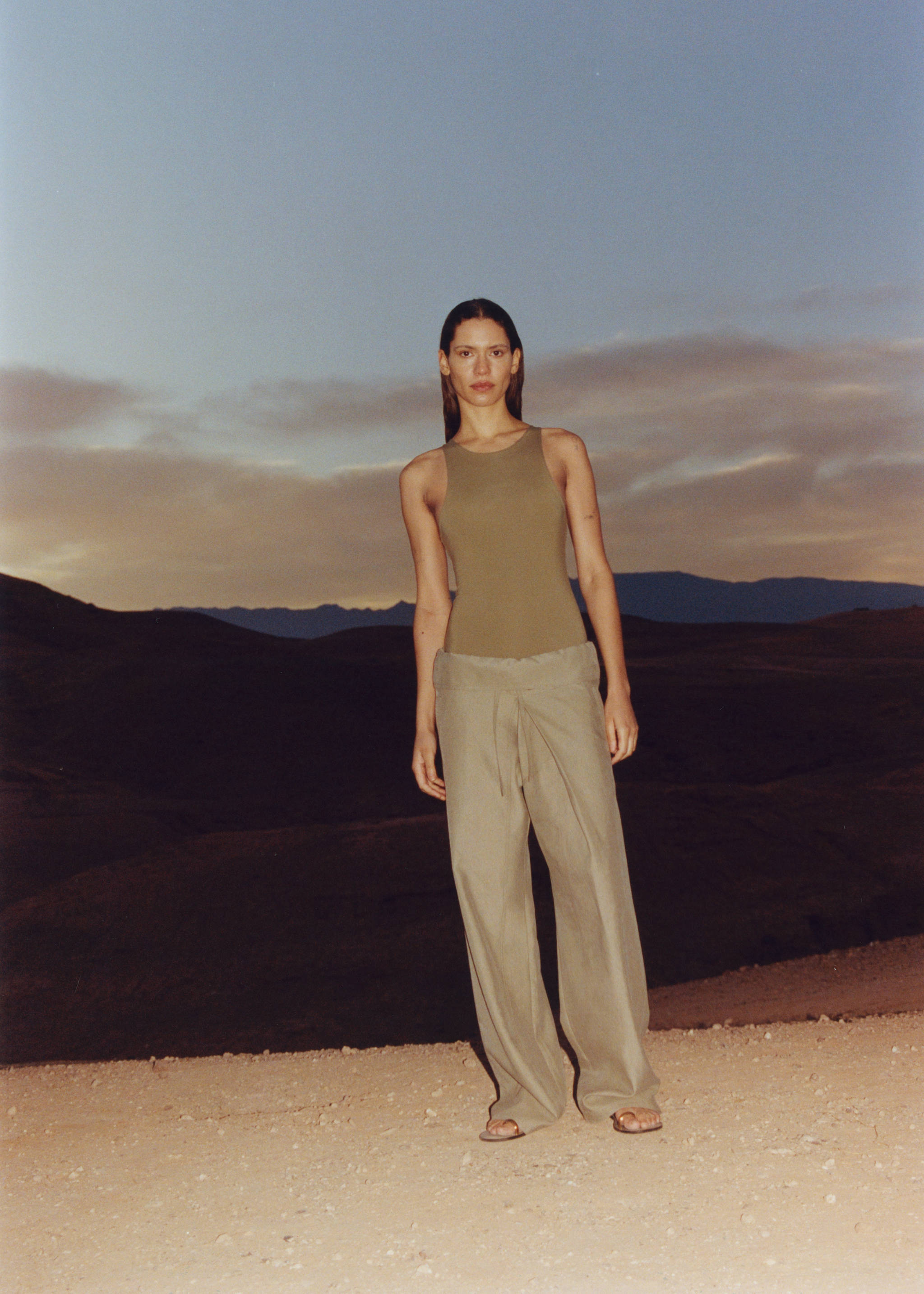 Wide leg trousers with turn-up waist - Details of the article 7