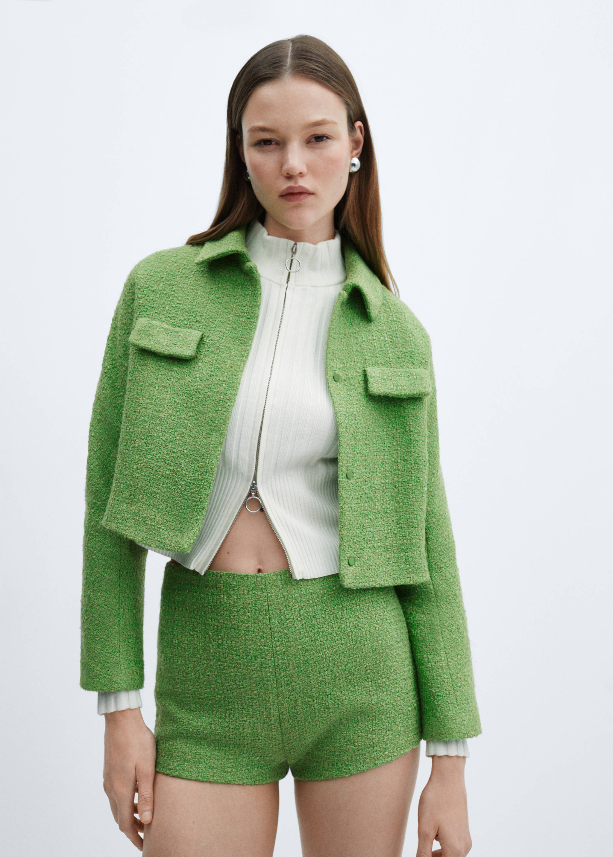 Casaco cropped de tweed com bolsos - Plano médio