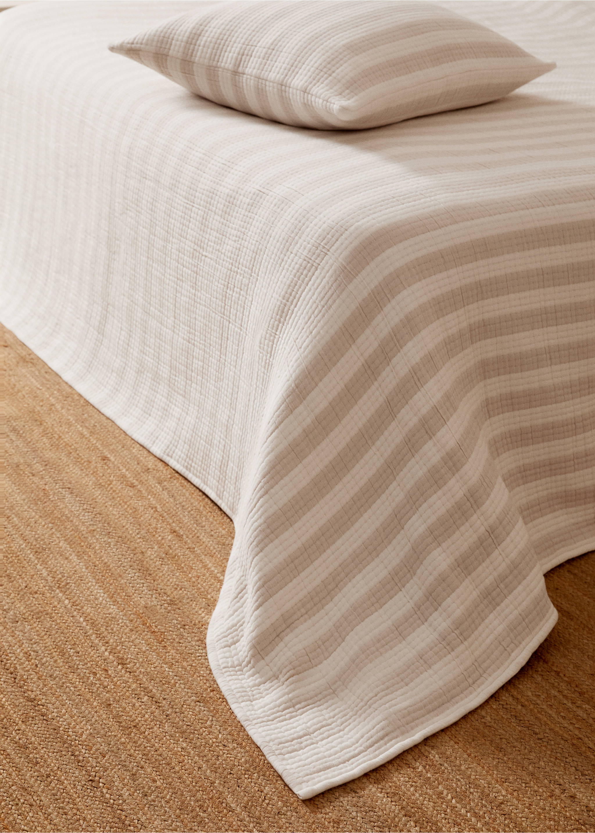 100% cotton striped woven bedspread - Details of the article 8, Sand. Ref: 67036014-00.