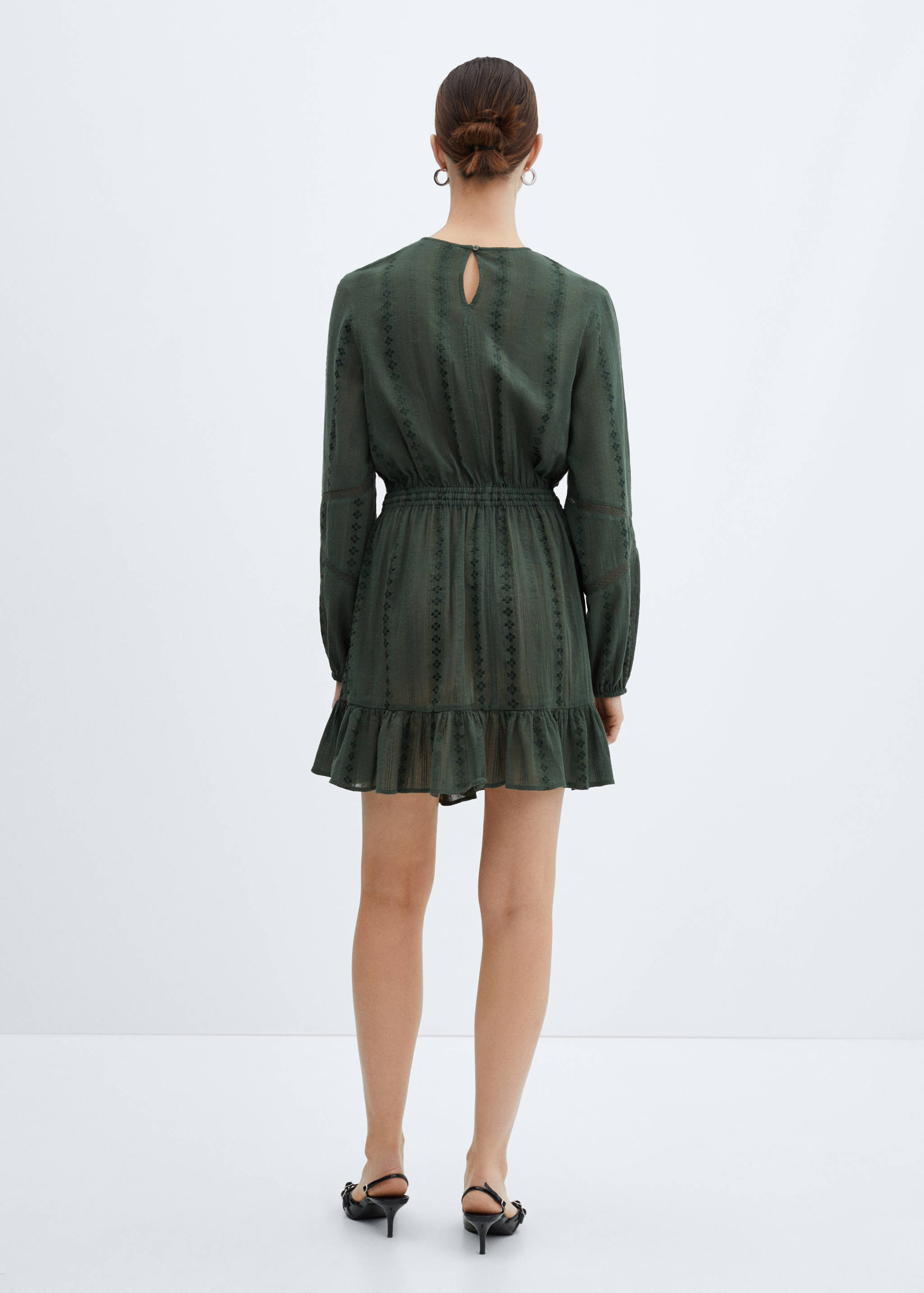 Besticktes Kleid mit Ballonärmeln - Rückseite des Artikels