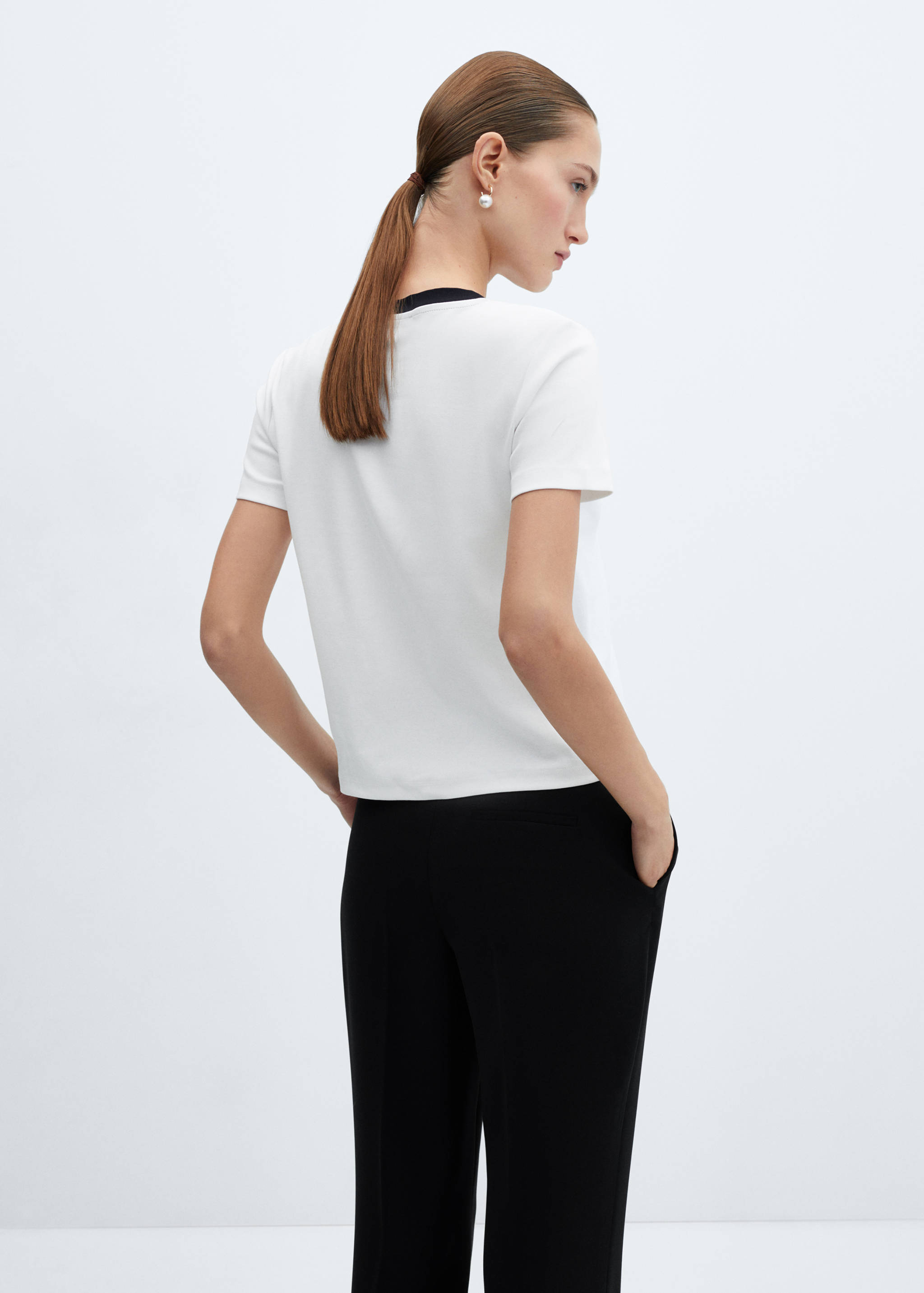 Baumwoll-T-Shirt mit Kontrastkragen - Rückseite des Artikels