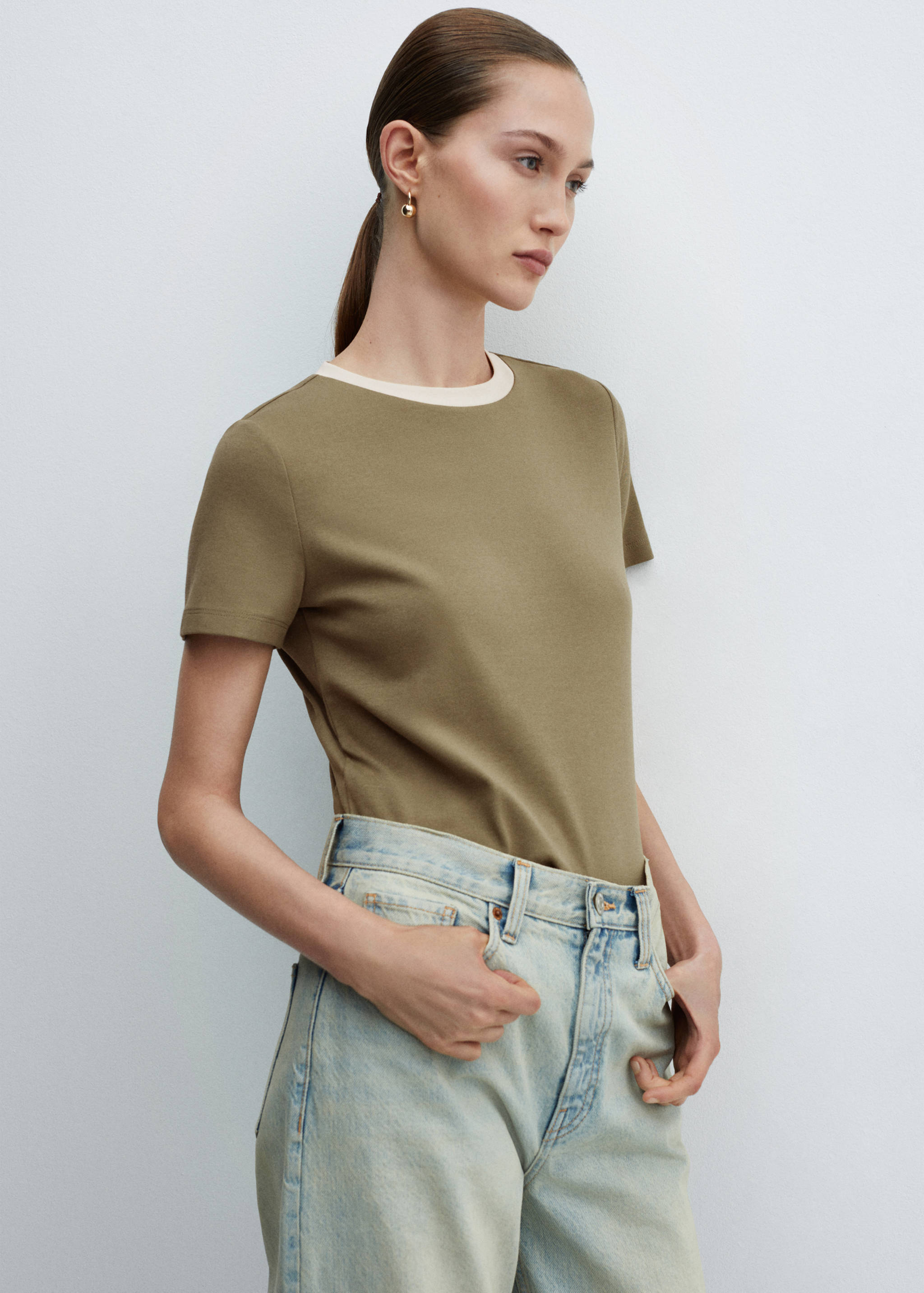 Baumwoll-T-Shirt mit Kontrastkragen - Mittlere Ansicht