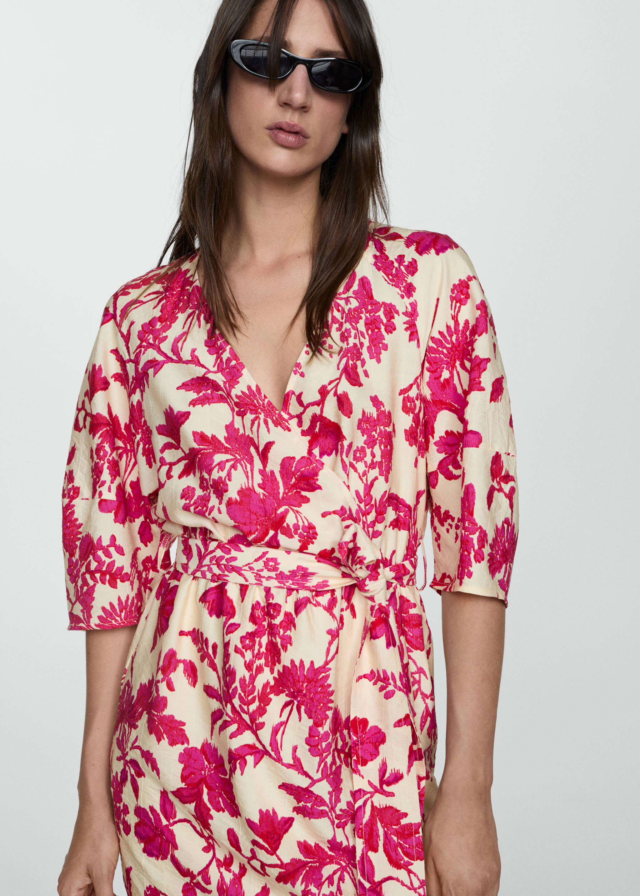 Vestido cruzado estampado floral - Plano medio
