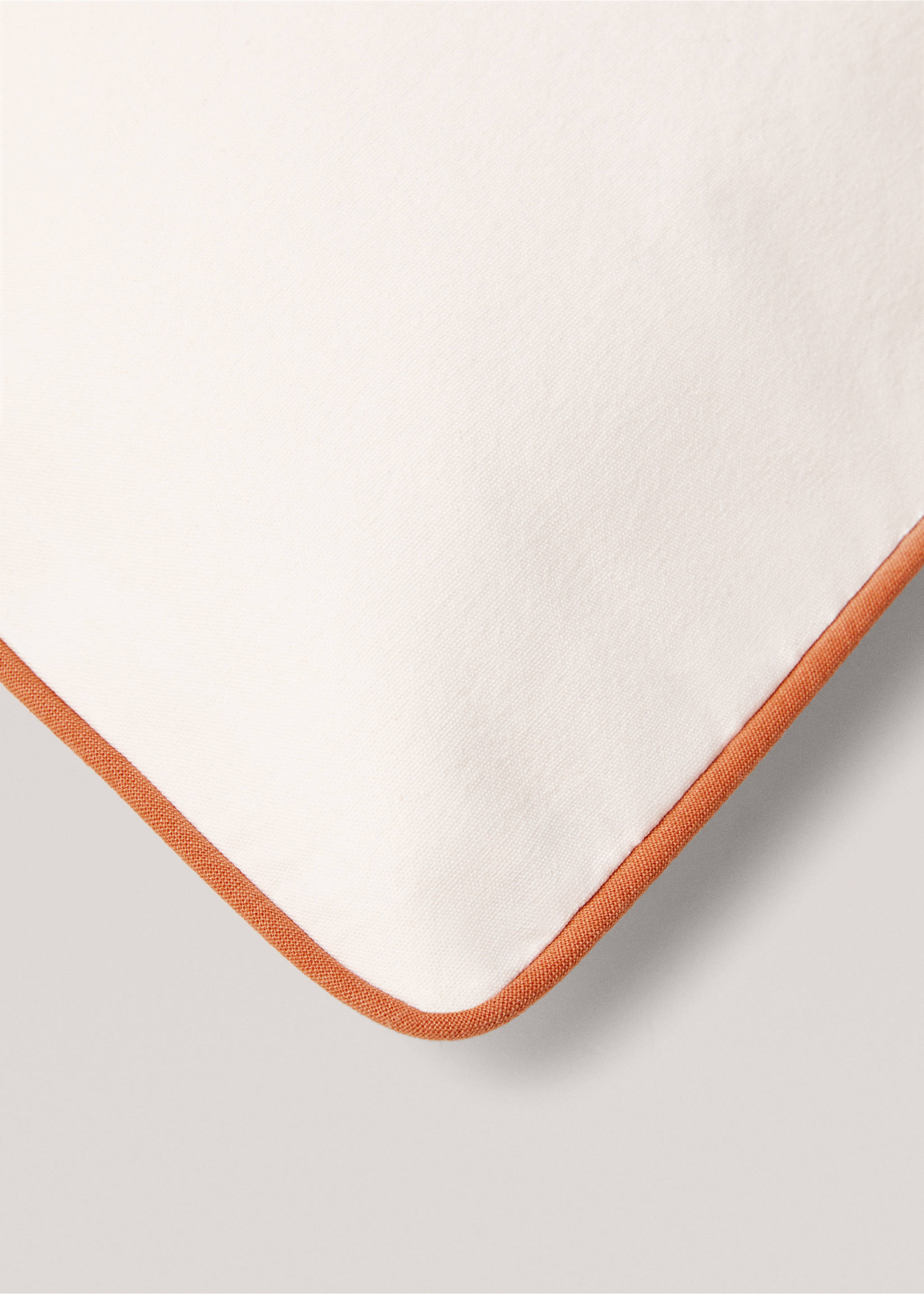 Housse de coussin liseré résistante à l’eau 50x50 cm - Détail de l'article 2, Blanc. Ref: 67038637-00.