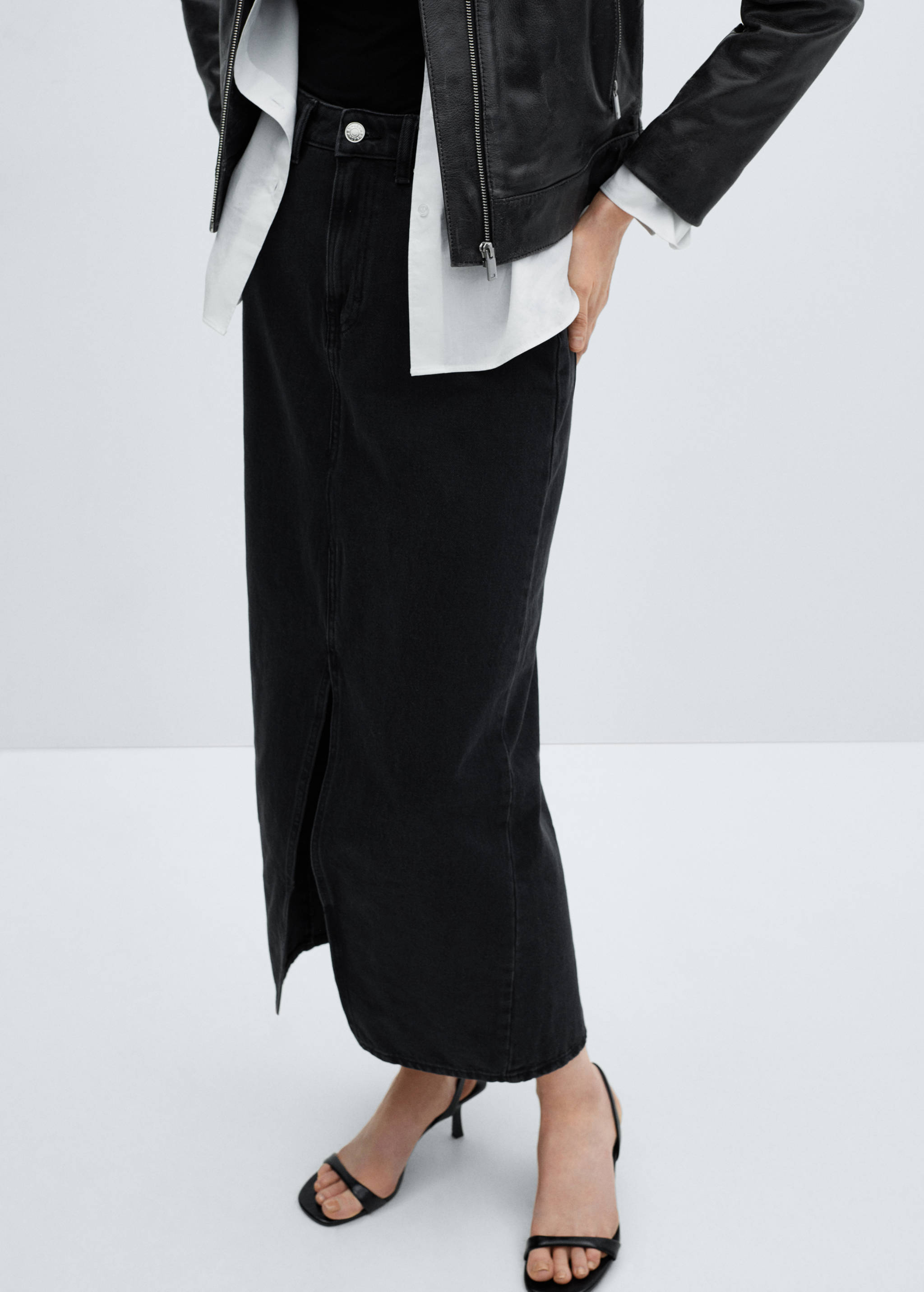 Falda vaquera abertura - Plano medio