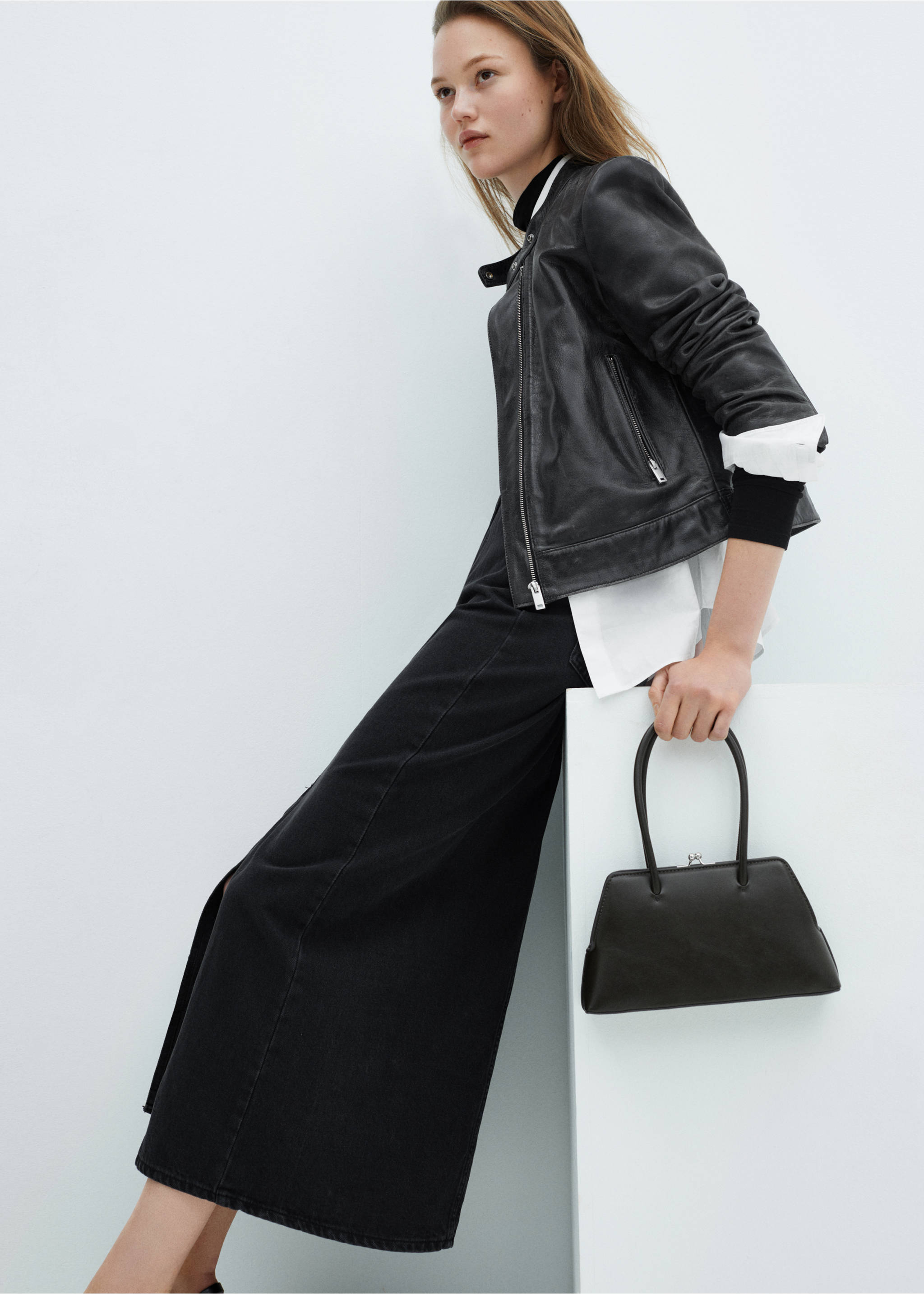 Slit denim skirt - Details of the article 2, Black denim. Ref: 67040261-00.