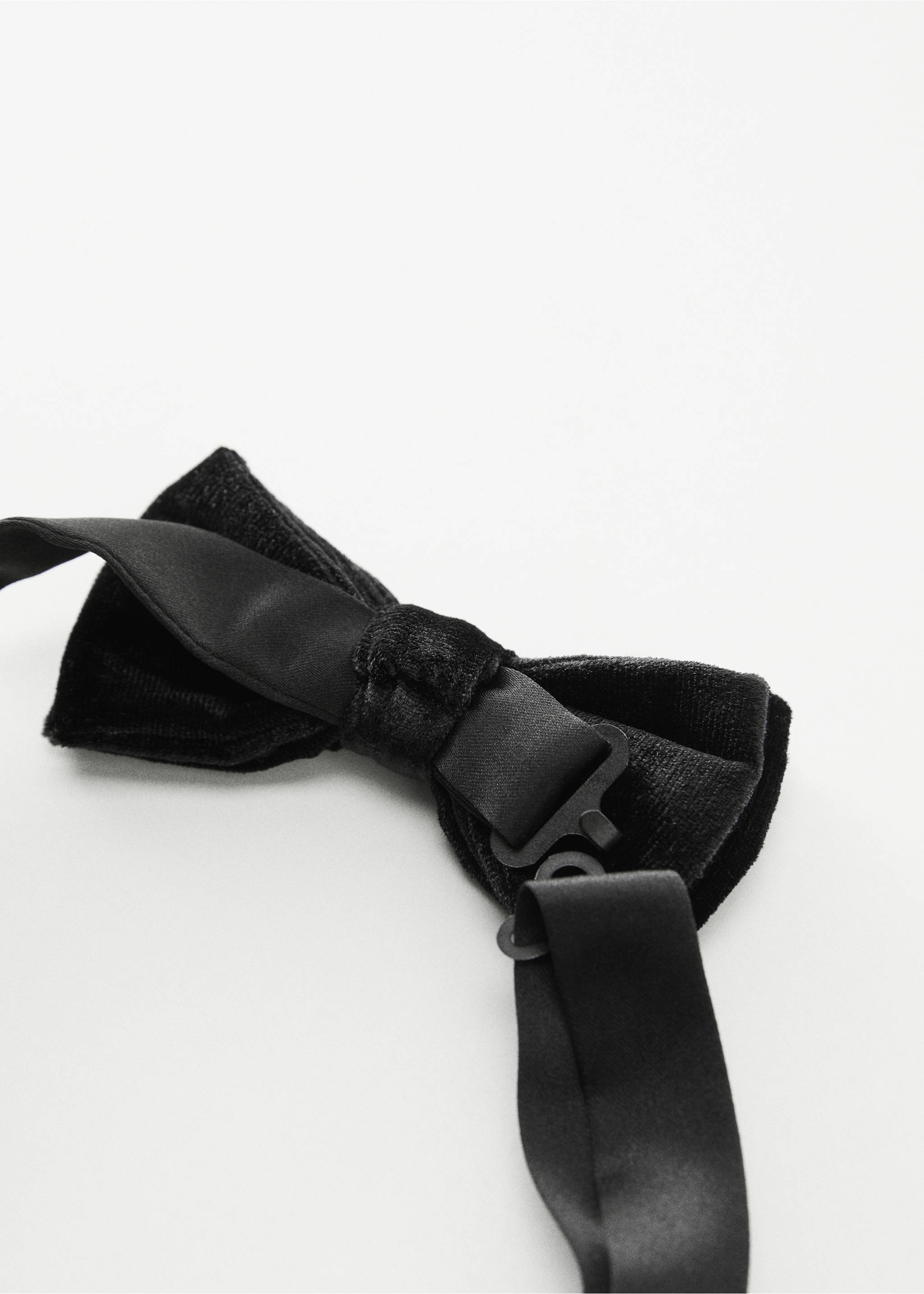 Velvet bow tie - Details of the article 1, Black. Ref: 67040297-00.