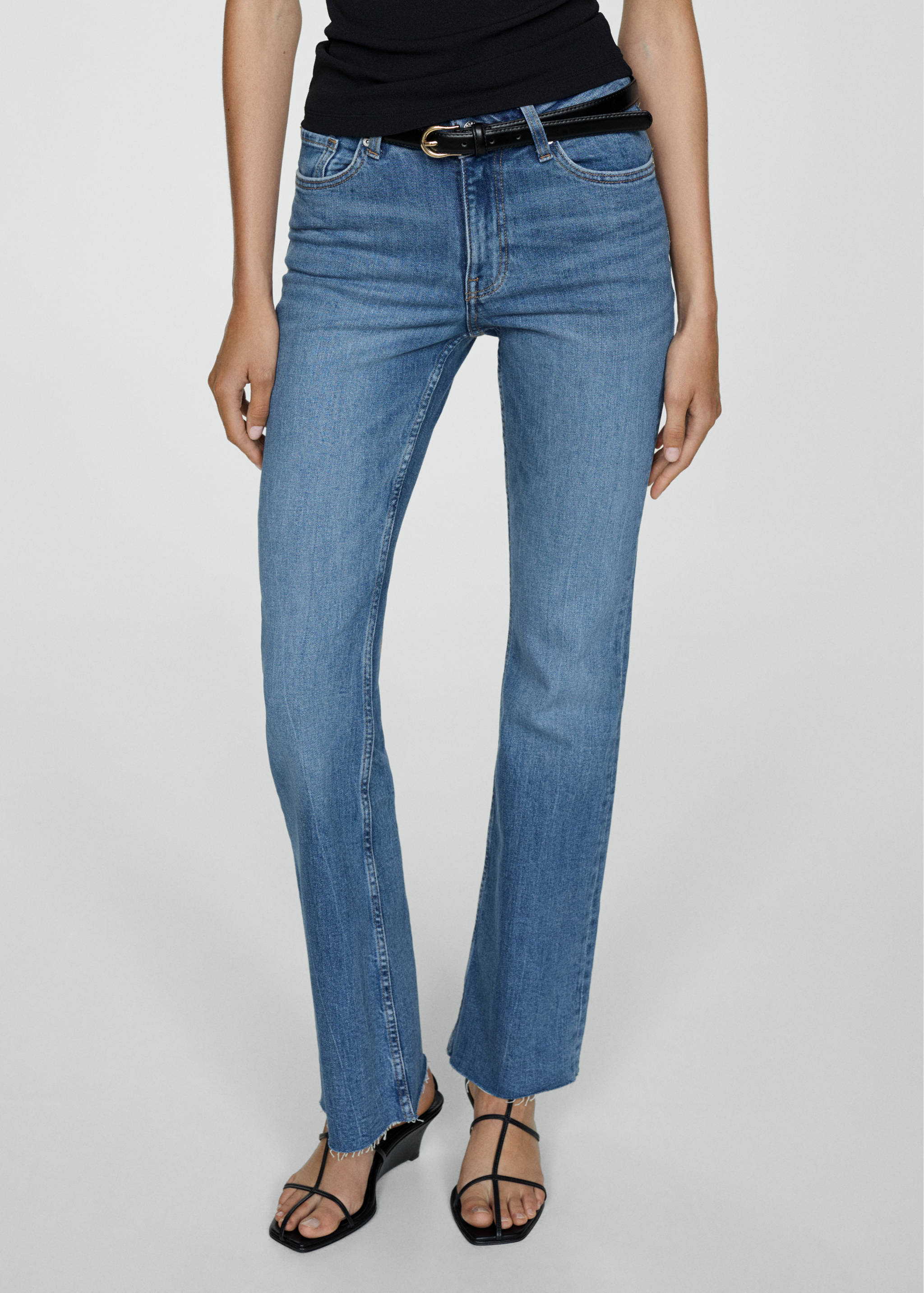 Blugi flare cu talie medie - Plan mediu