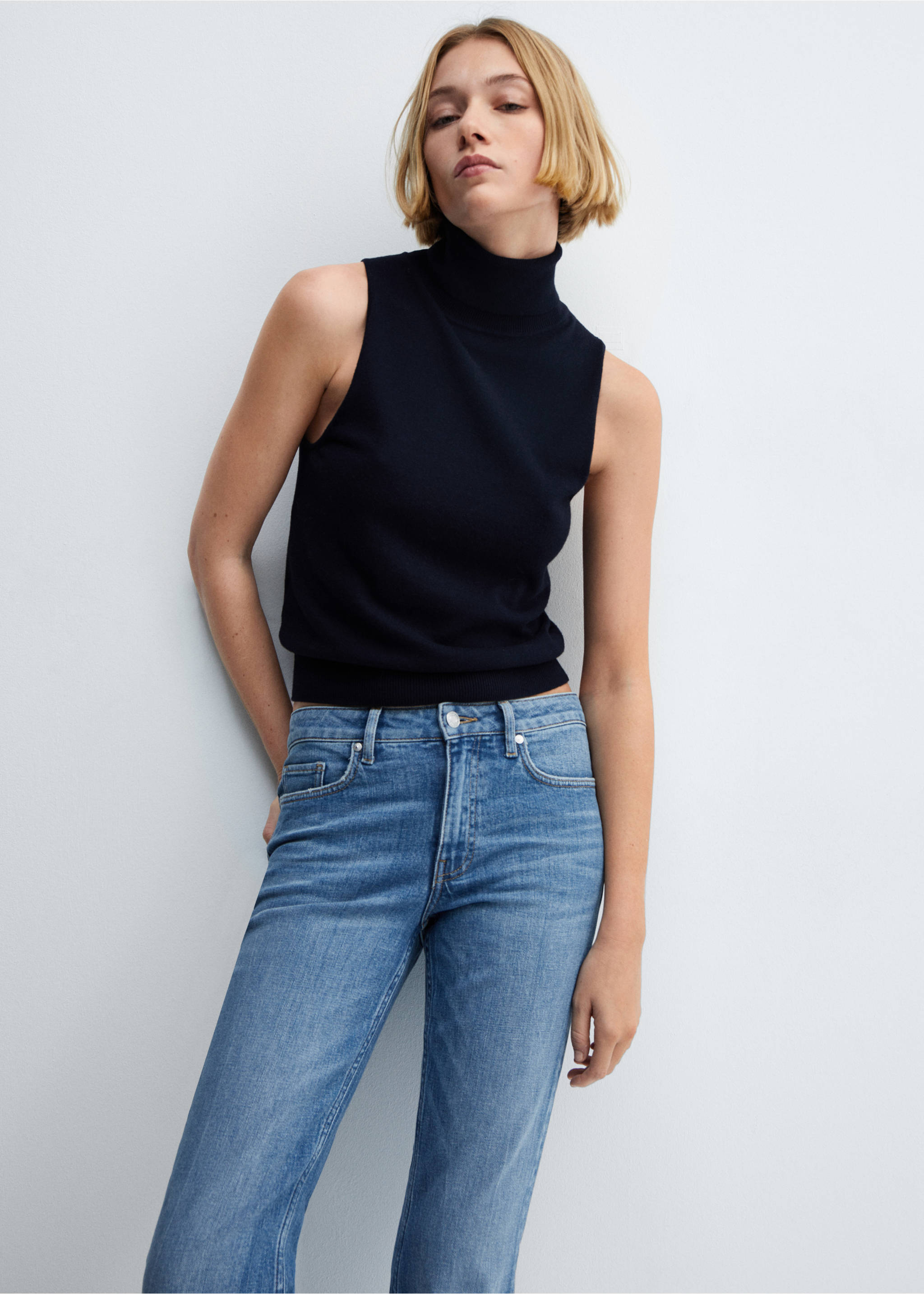 Medium-rise flared jeans - Details of the article 2, Medium Blue. Ref: 67040313-00.