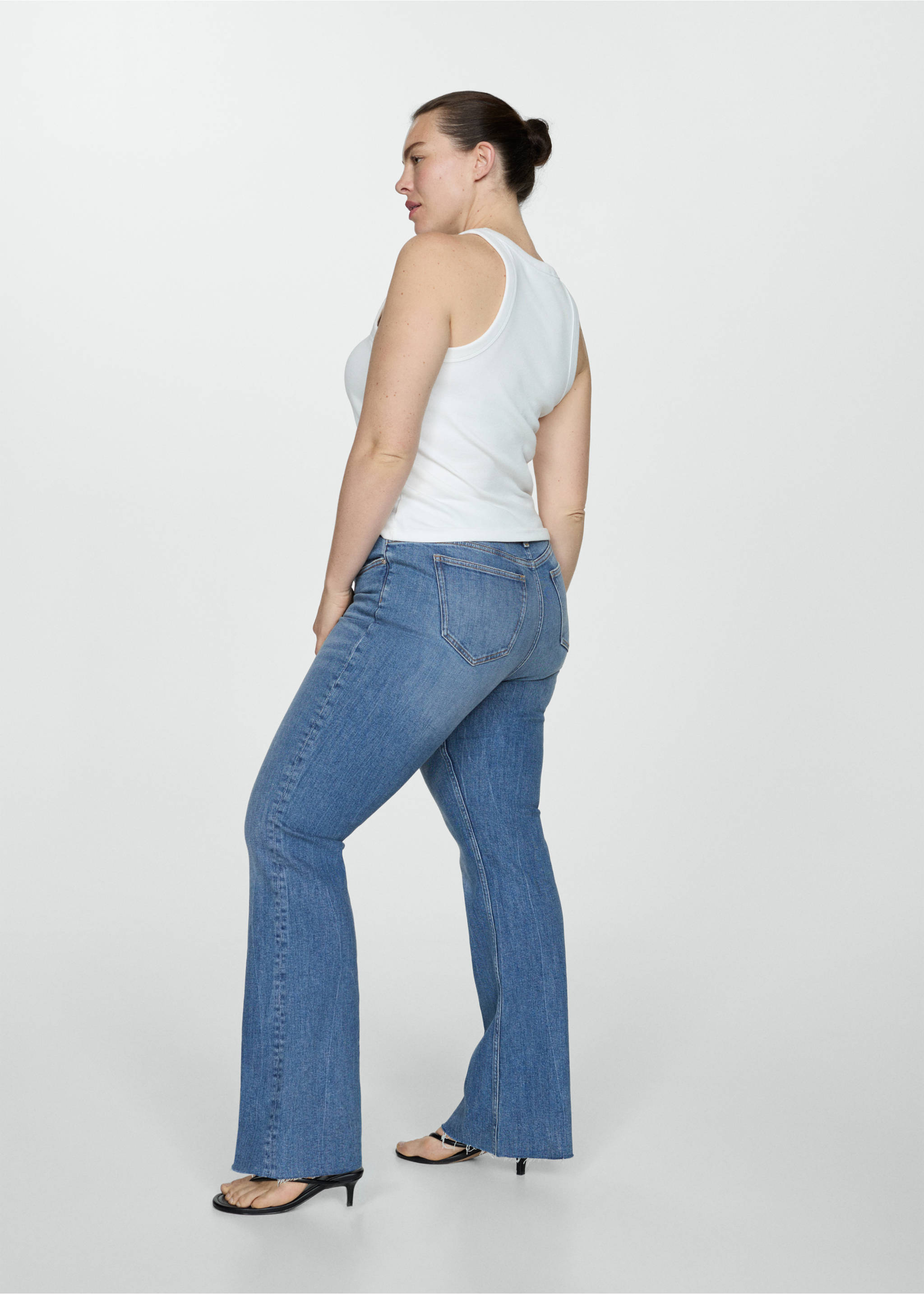 Medium-rise flared jeans - Details of the article 4, Medium Blue. Ref: 67040313-00.