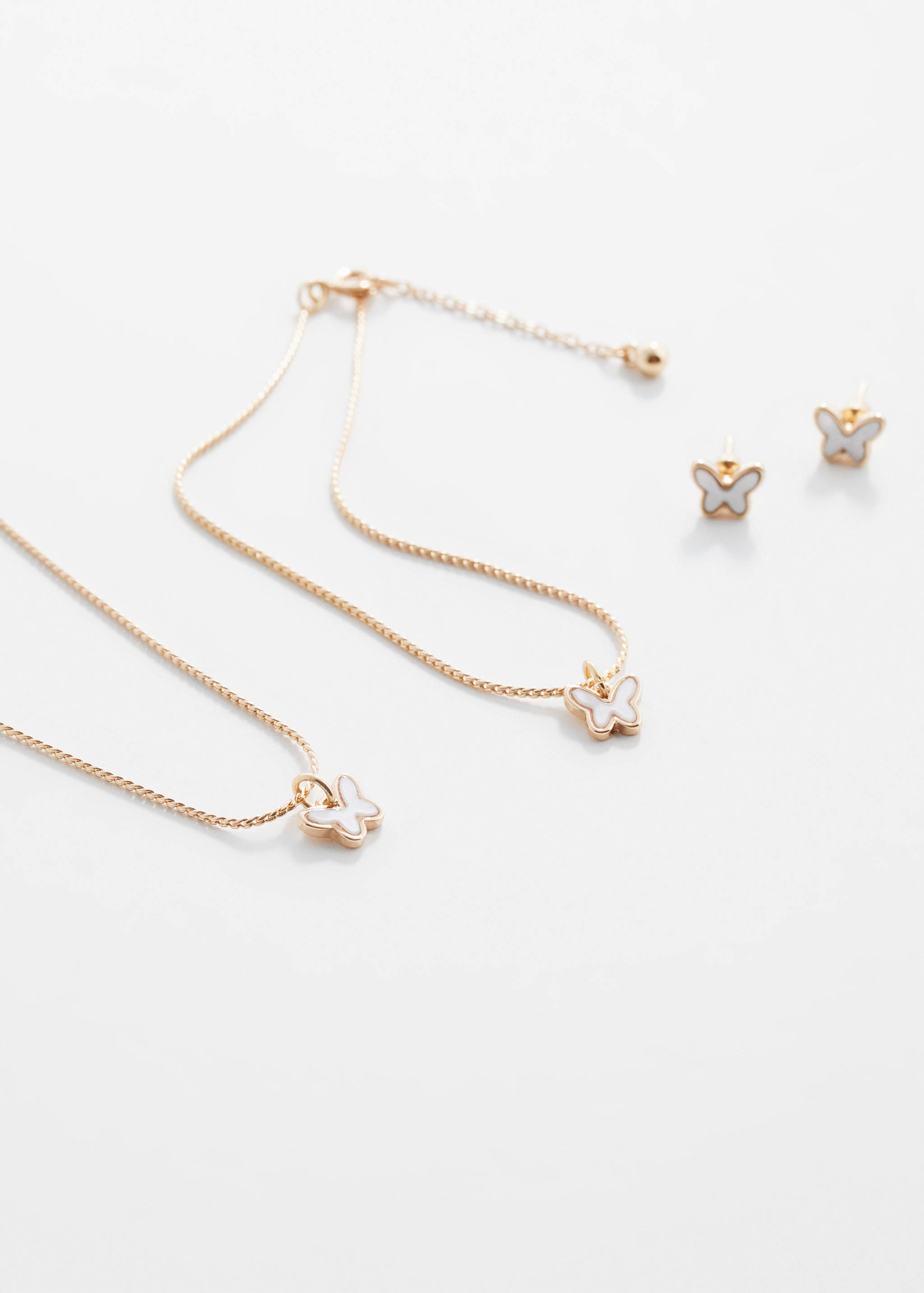 Ensemble collier, bracelet et boucles d'oreilles - Plan moyen