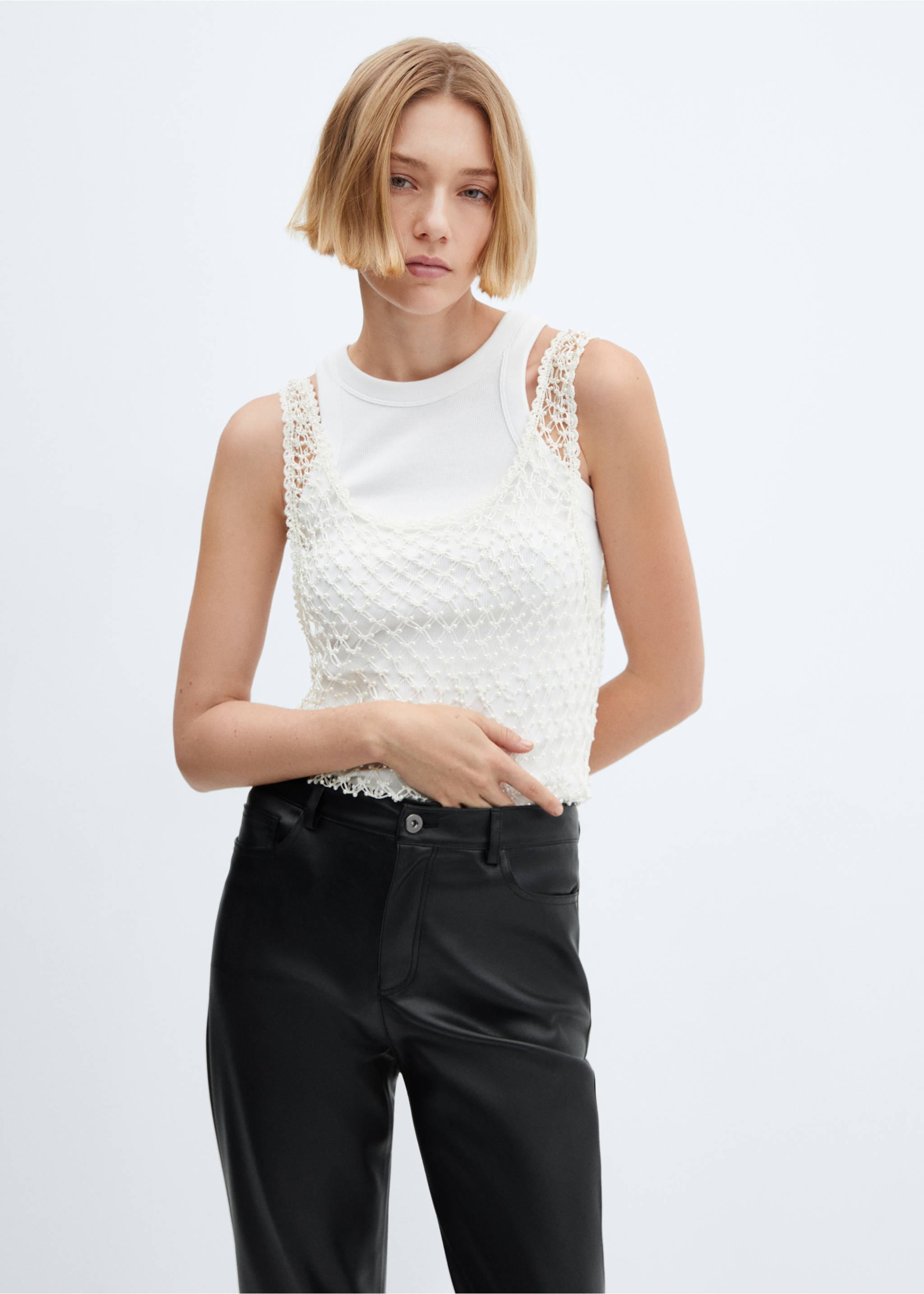 Gerade geschnittene Hose mit Ledereffekt - Detail des Artikels 1, Schwarz. Ref: 67040464-00.