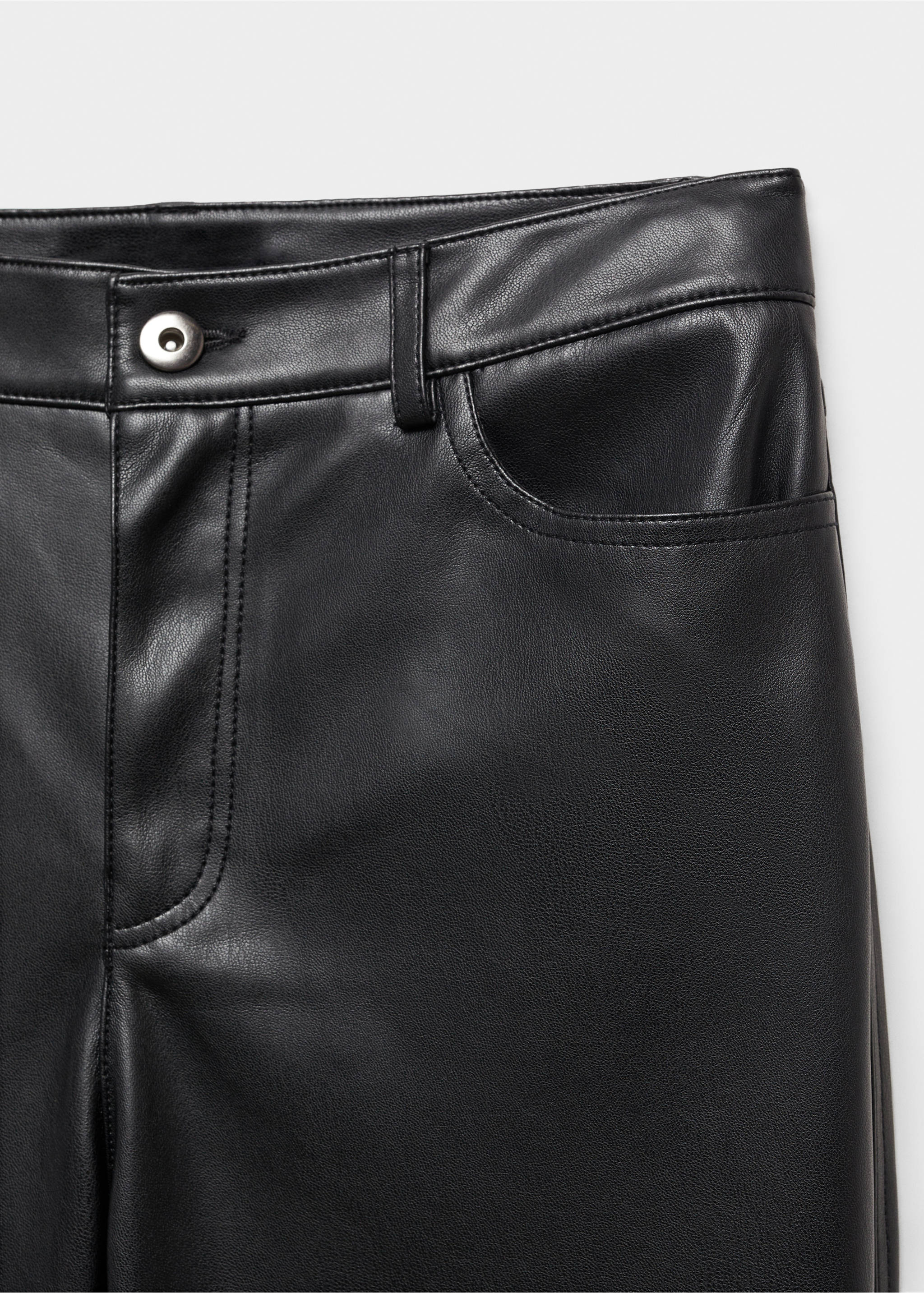Gerade geschnittene Hose mit Ledereffekt - Detail des Artikels 8, Schwarz. Ref: 67040464-00.