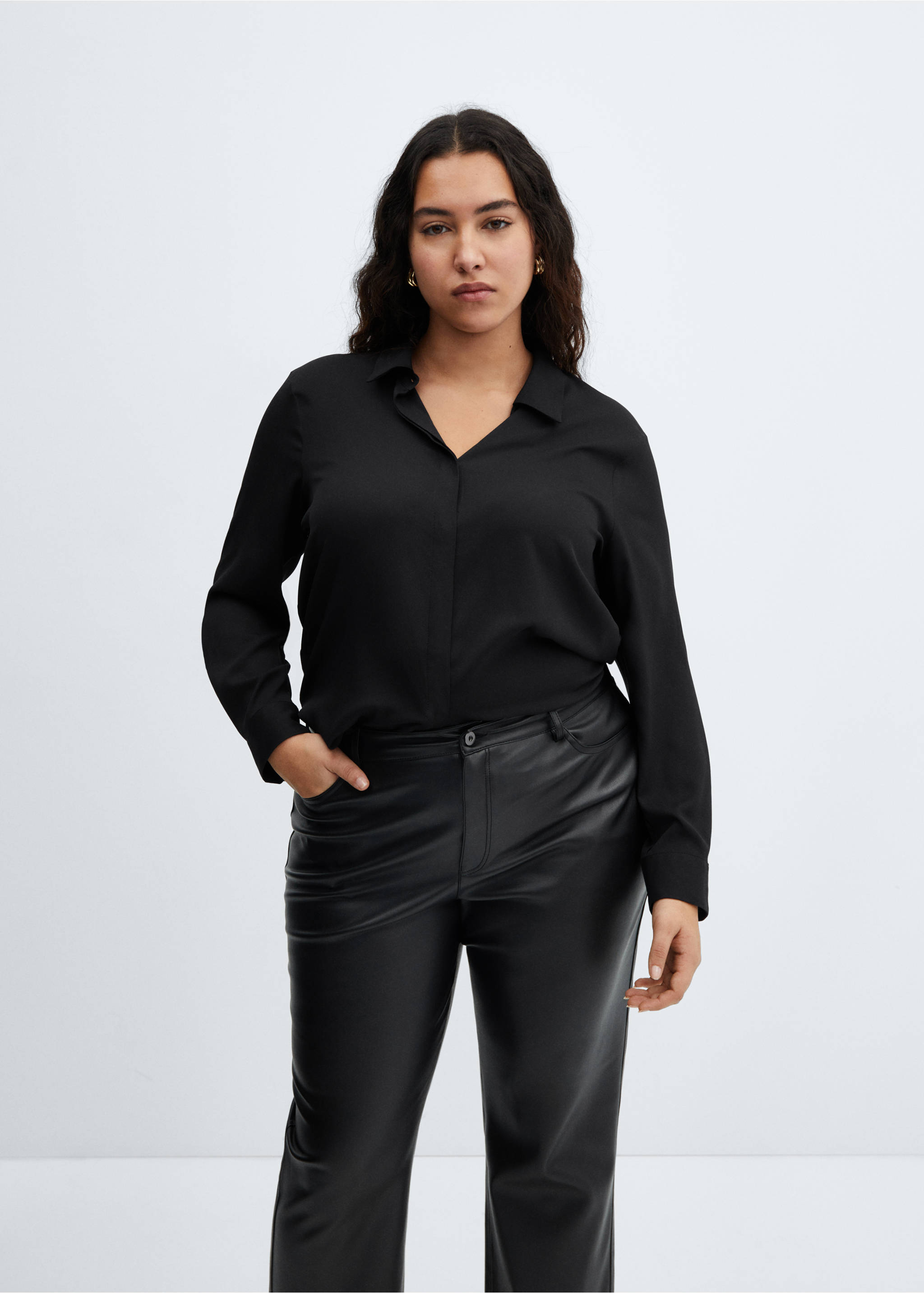 Gerade geschnittene Hose mit Ledereffekt - Detail des Artikels 5, Schwarz. Ref: 67040464-00.