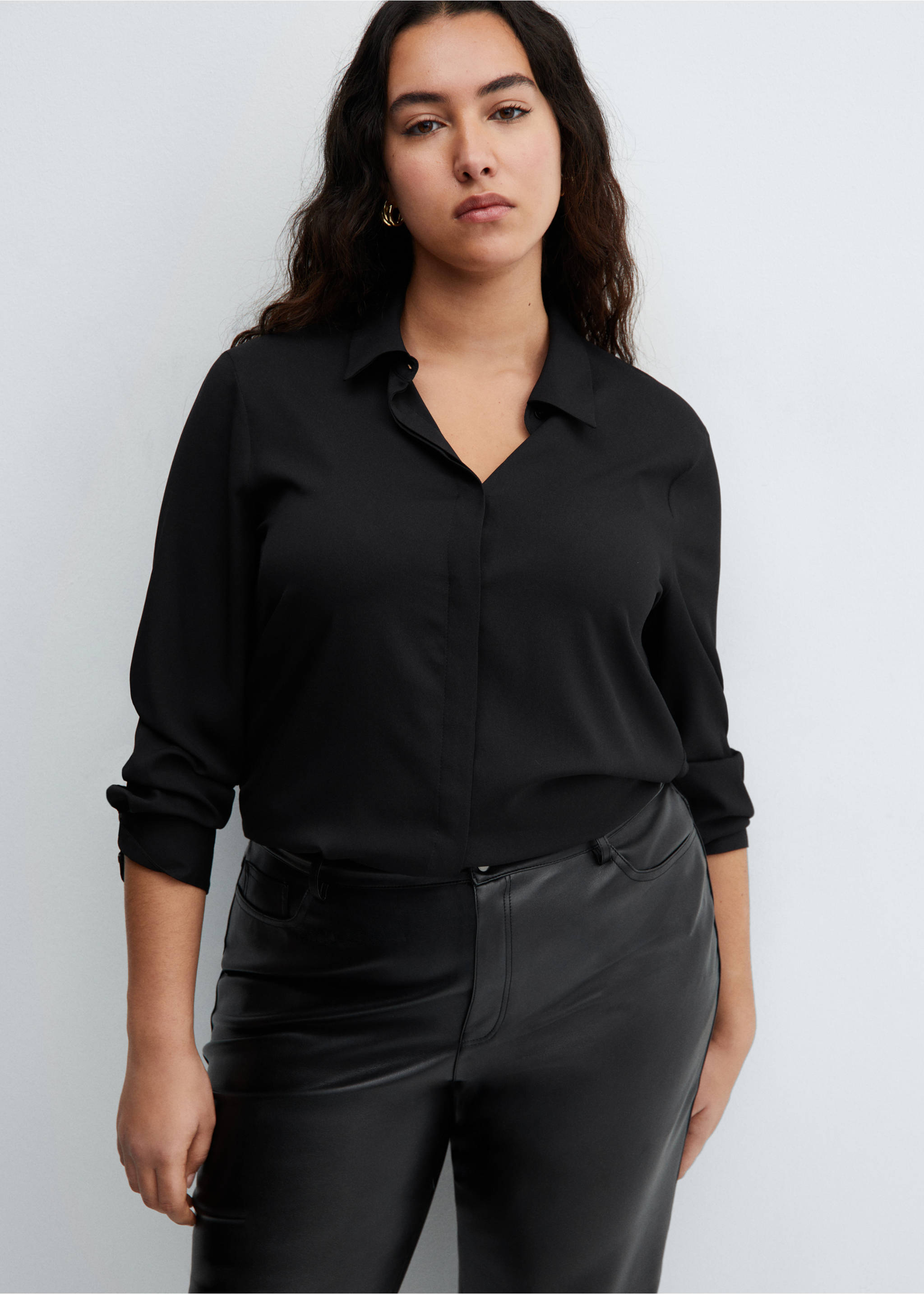 Gerade geschnittene Hose mit Ledereffekt - Detail des Artikels 4, Schwarz. Ref: 67040464-00.