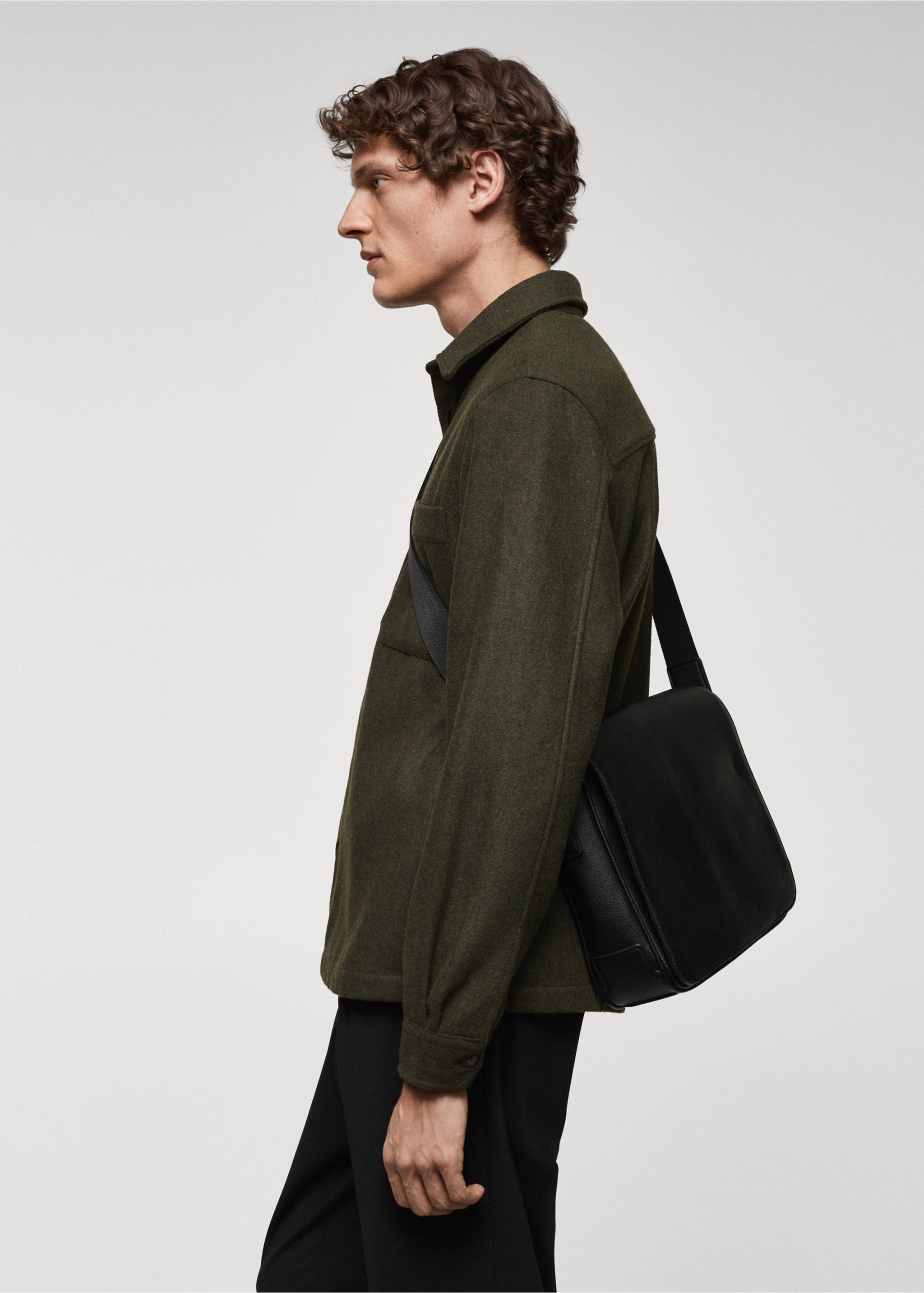 Regular-fit overshirt with pocket - Details of the article 2, Khaki. Ref: 67040633-00.