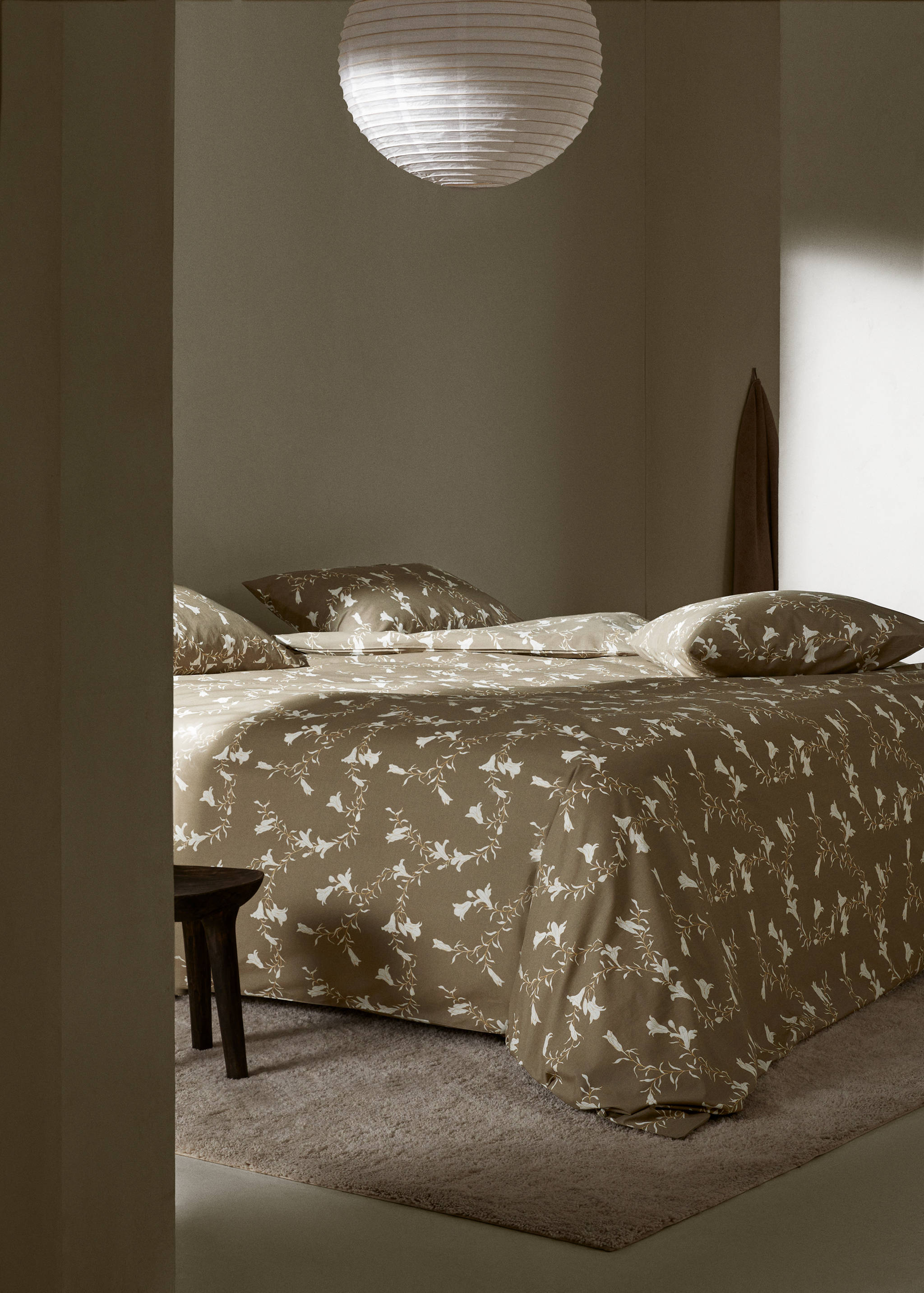 Capa de edredão em contraste às flores (cama 90 cm) - Plano geral