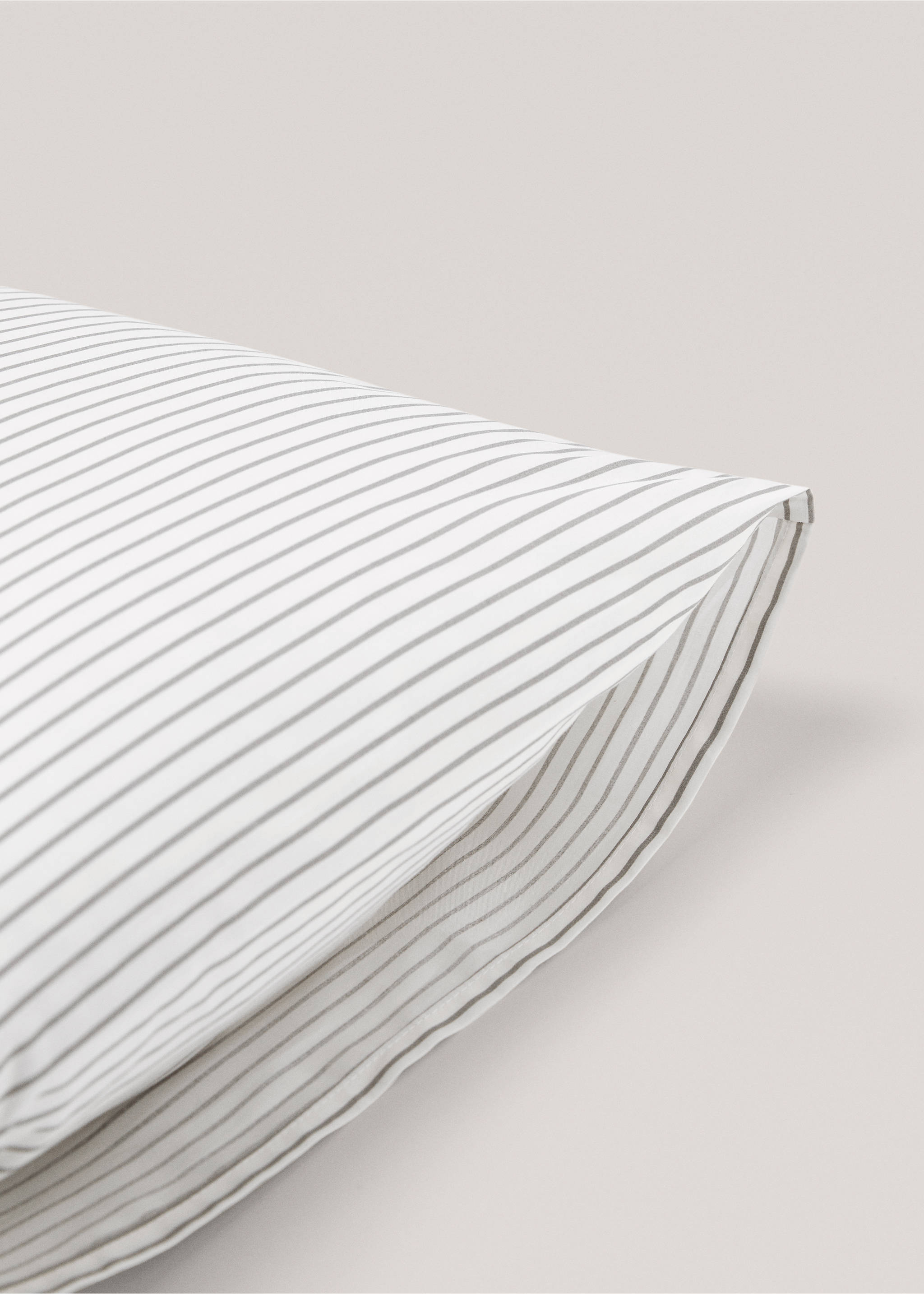 Striped print cushion cover 50x75cm - Details of the article 2, Off White. Ref: 67042540-00.