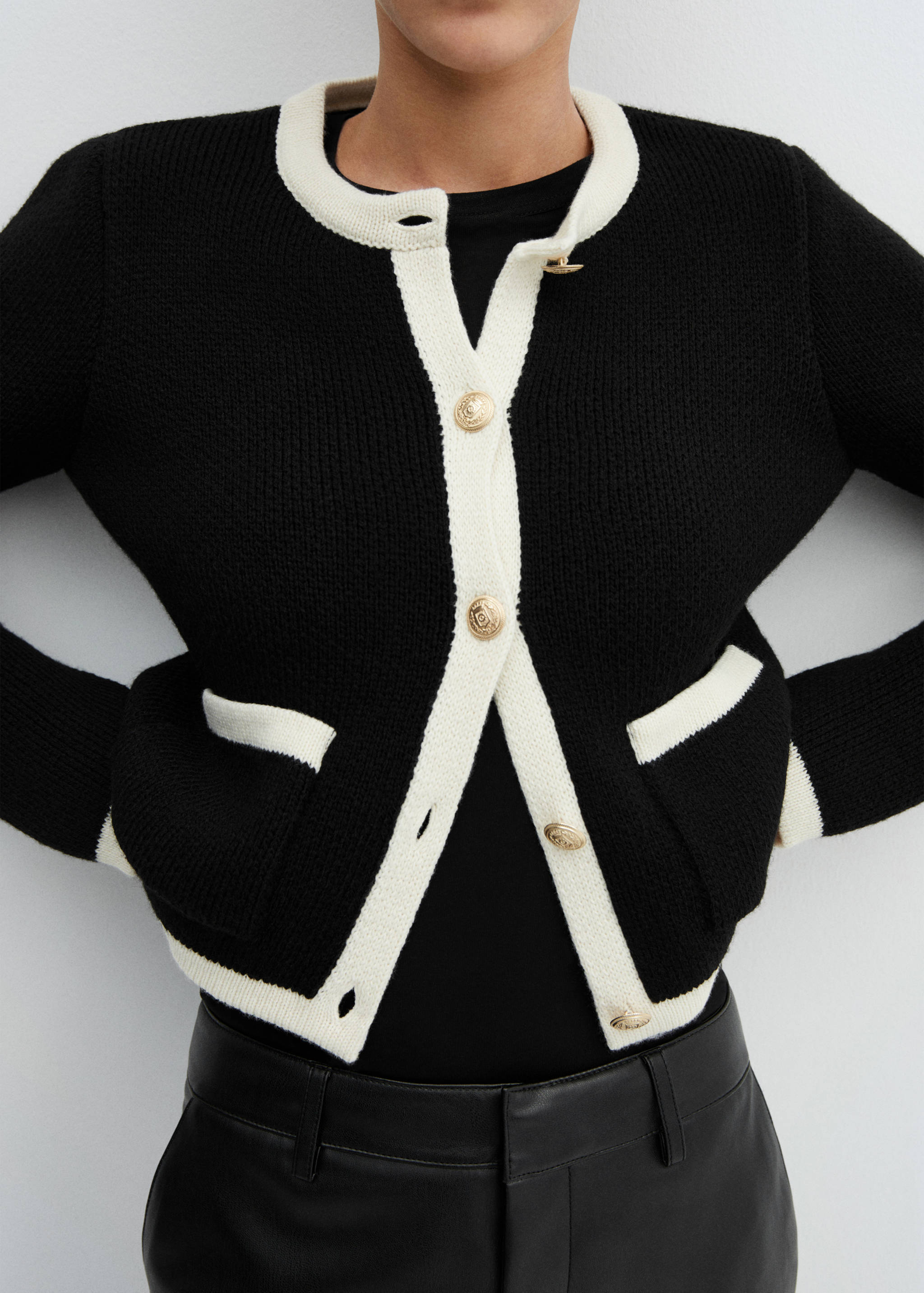 Knitted buttoned jacket - Details of the article 6