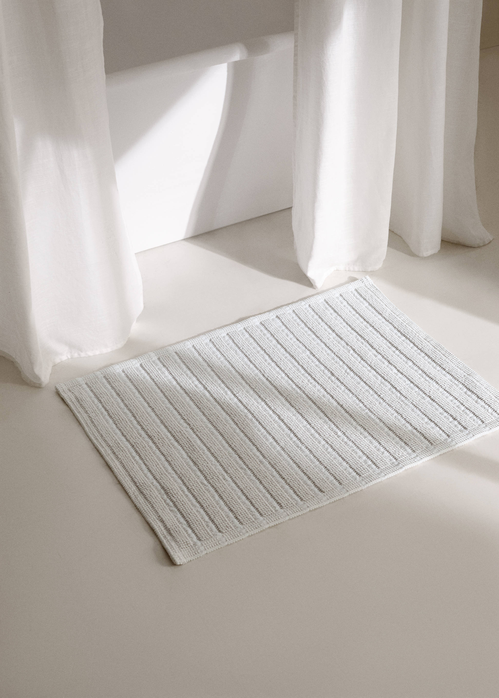 Striped boucle bathroom rug - General plane