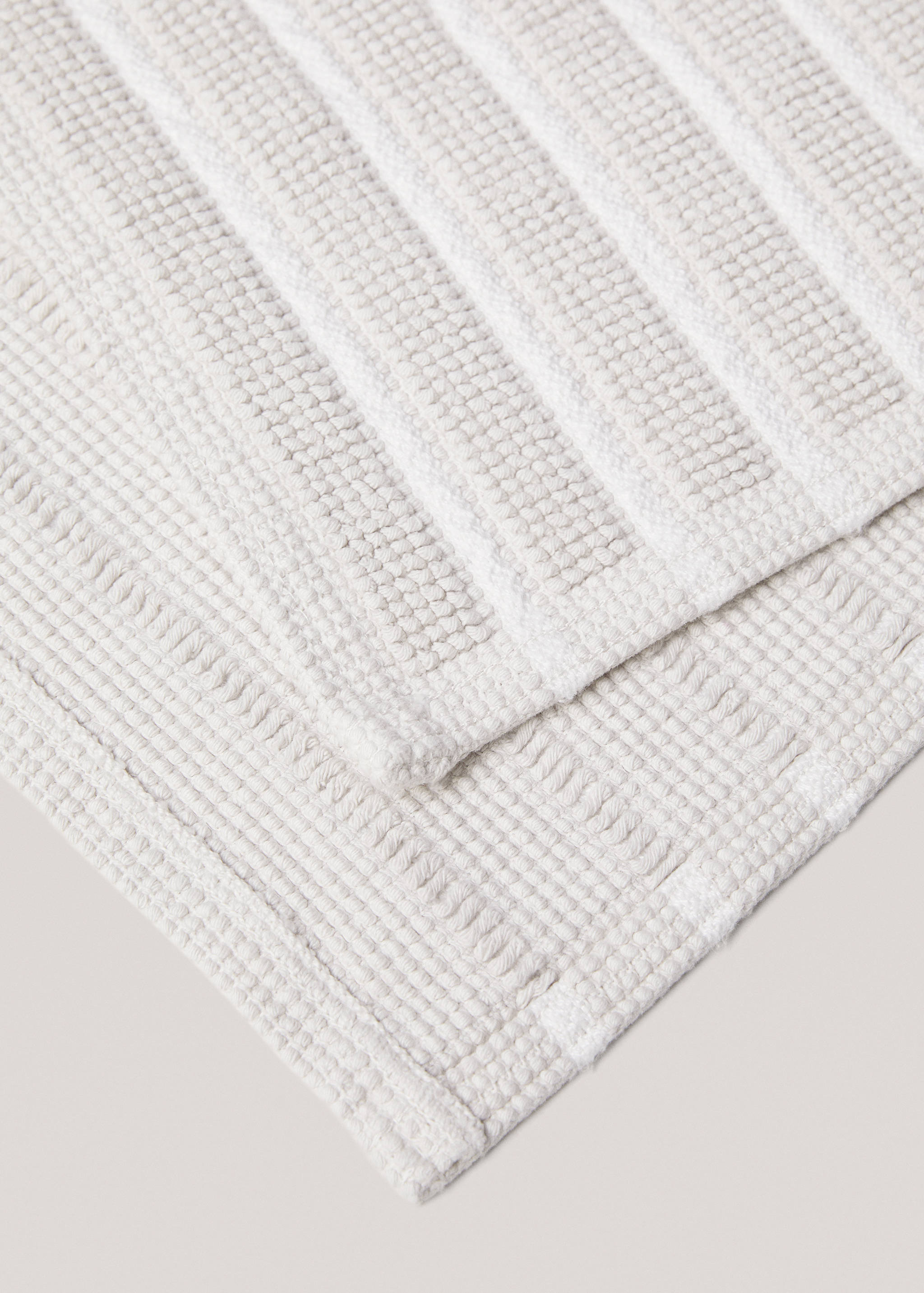 Striped boucle bathroom rug - Details of the article 1