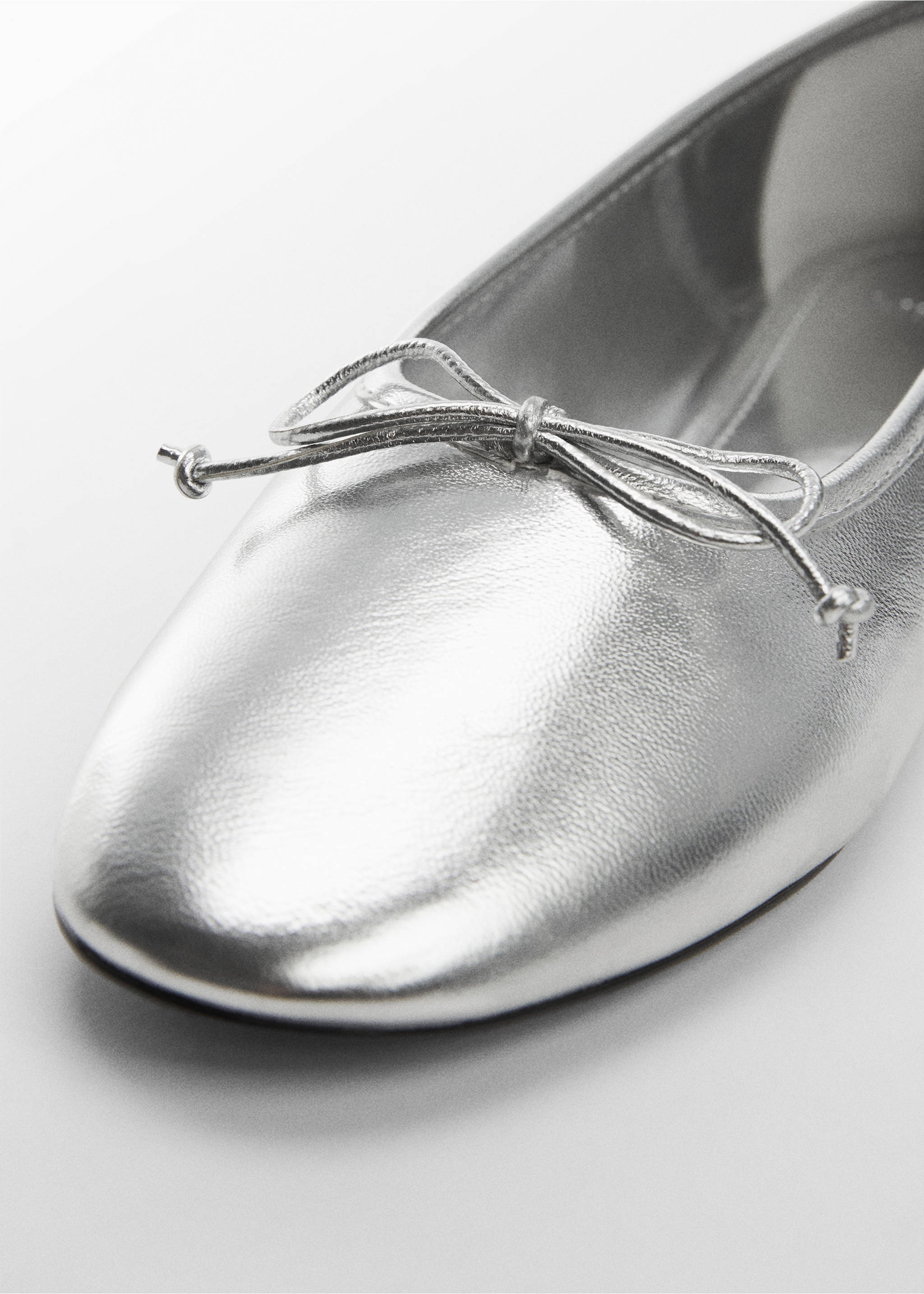 Metallic ballet flats - Details of the article 2, Silver. Ref: 67044449-00.
