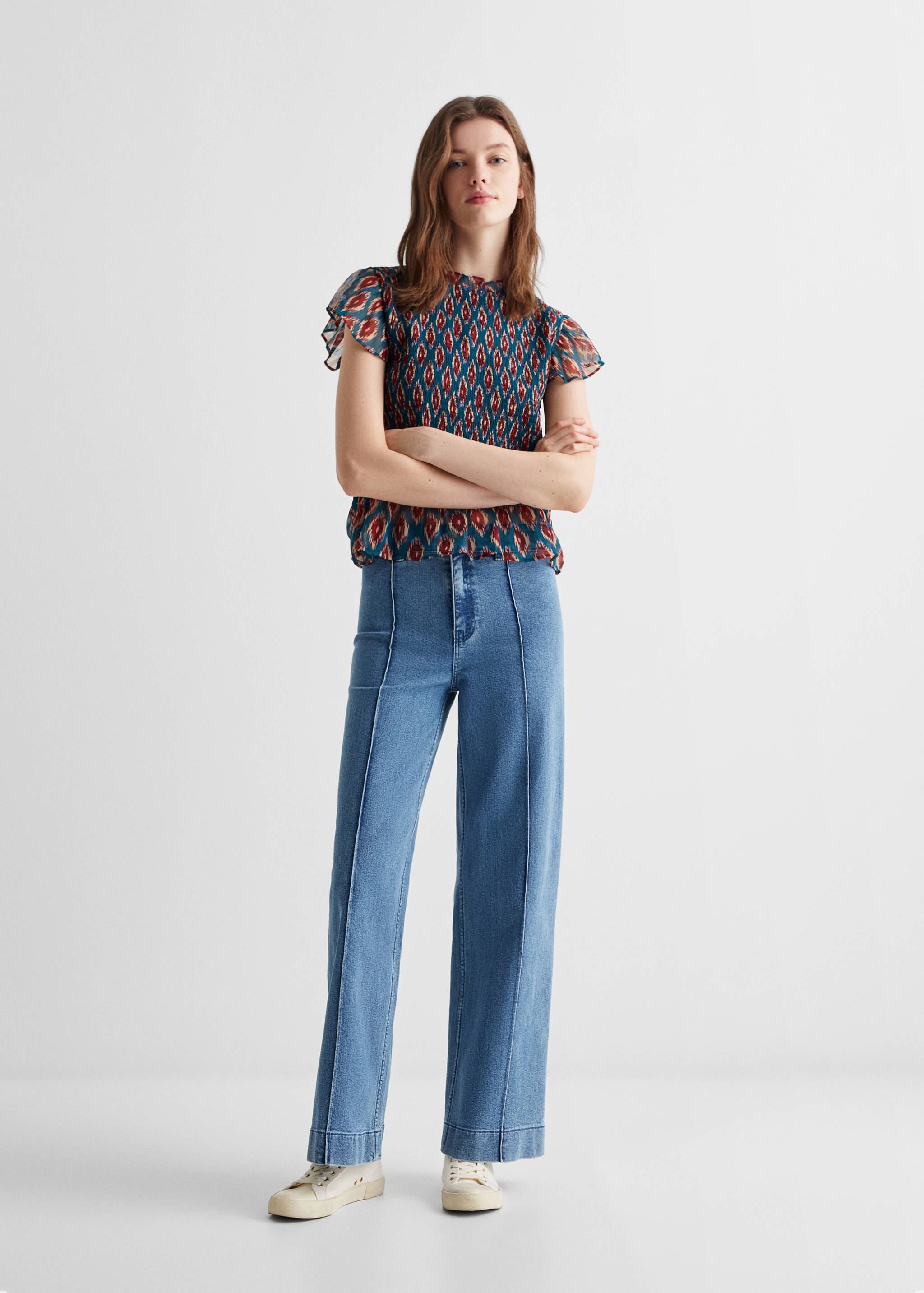 Blusa enrugada de manga com folho - Plano geral