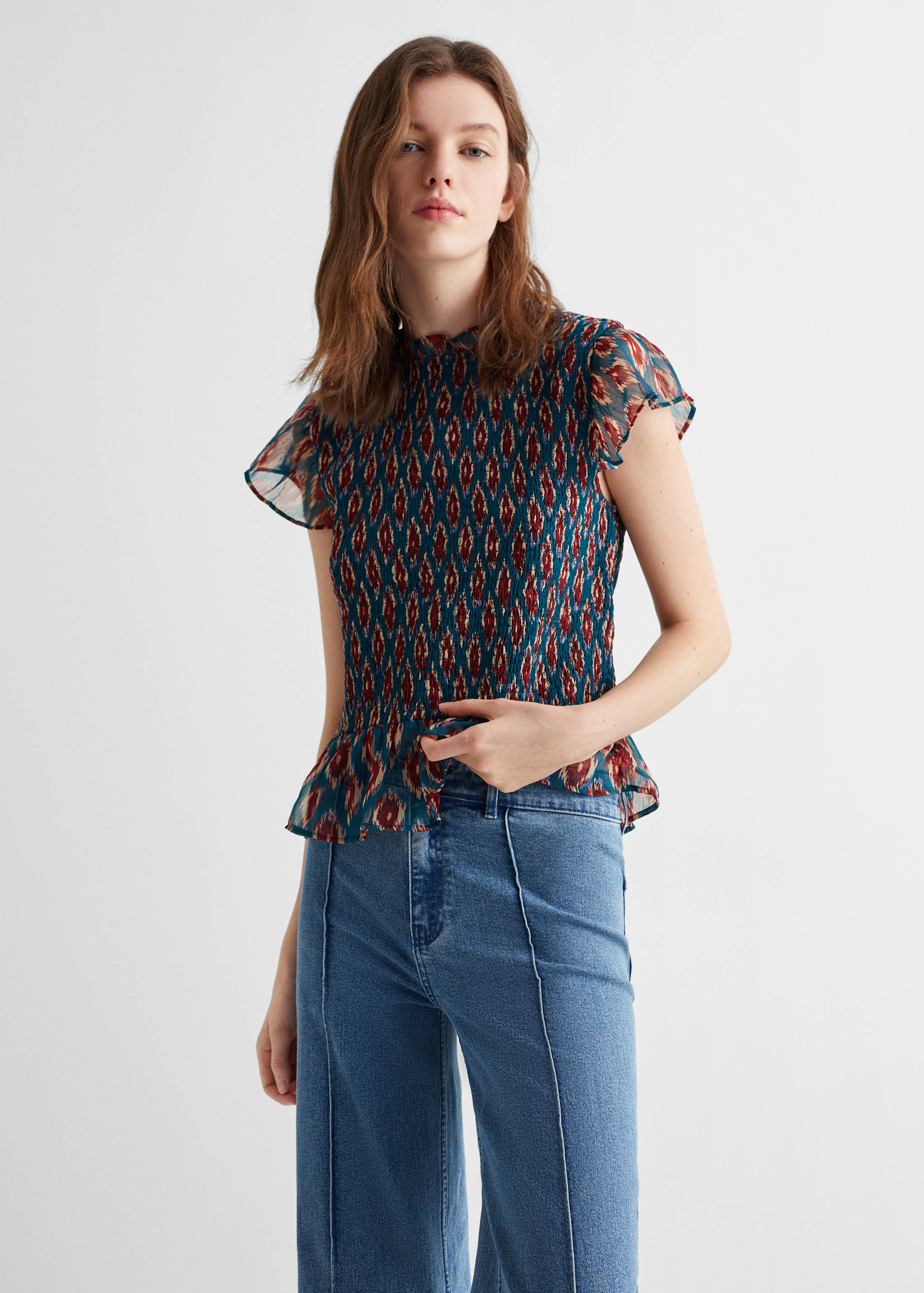 Blusa enrugada de manga com folho - Plano médio