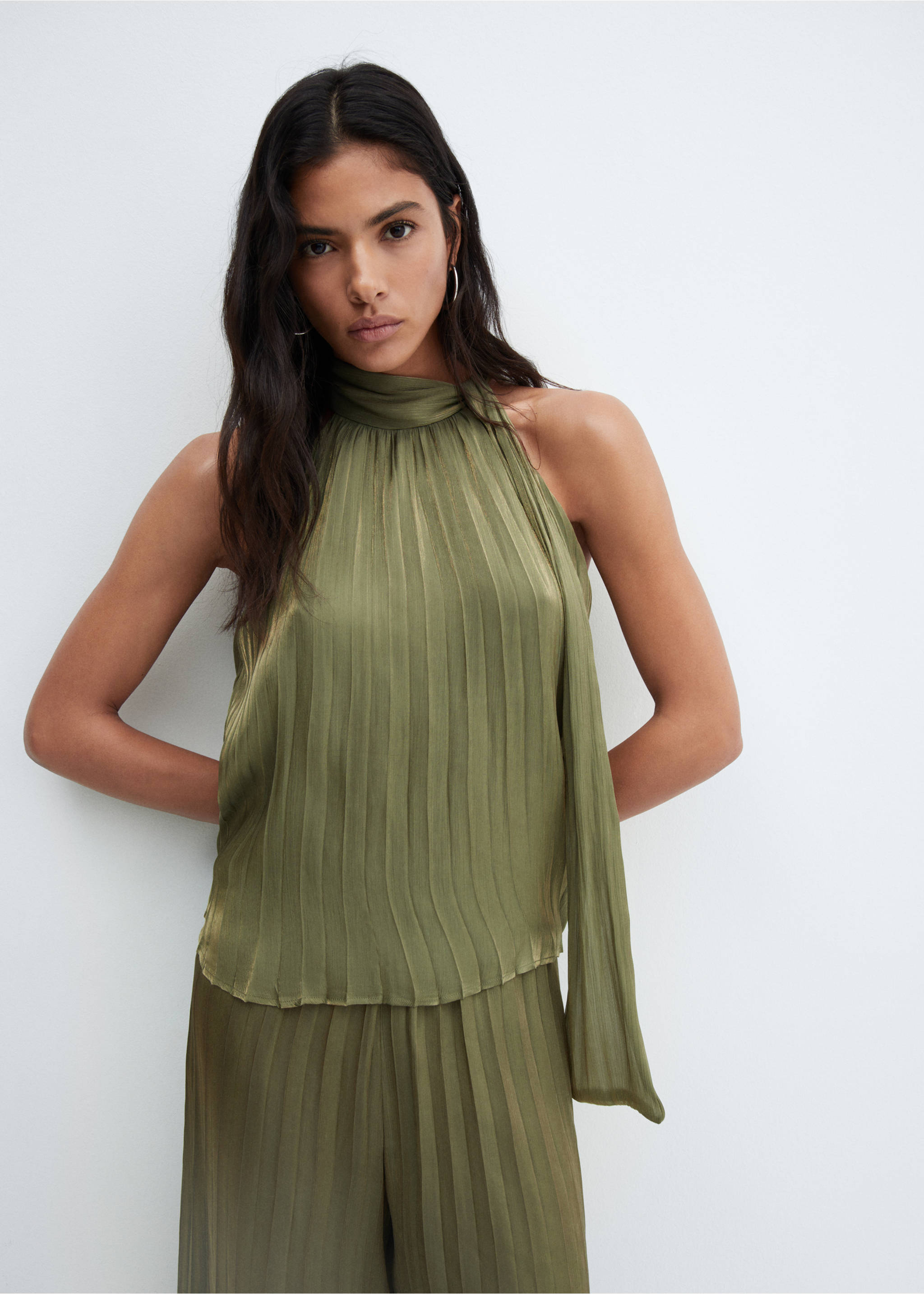 Pleated blouse with bow - Medium plane, Khaki. Ref: 67044782-00.