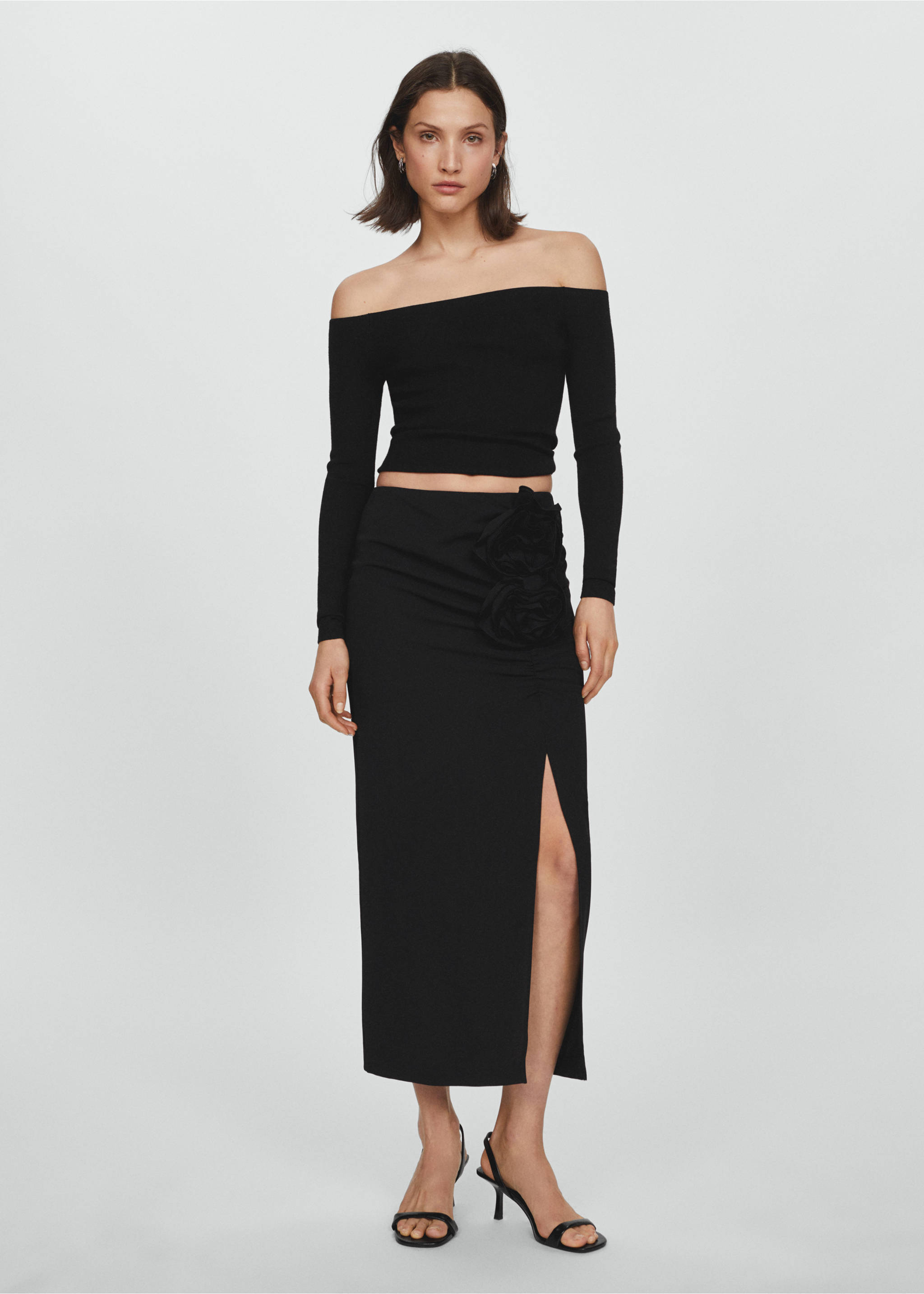 Skirt with slit and floral appliqué - General plane, Black. Ref: 67045752-00.