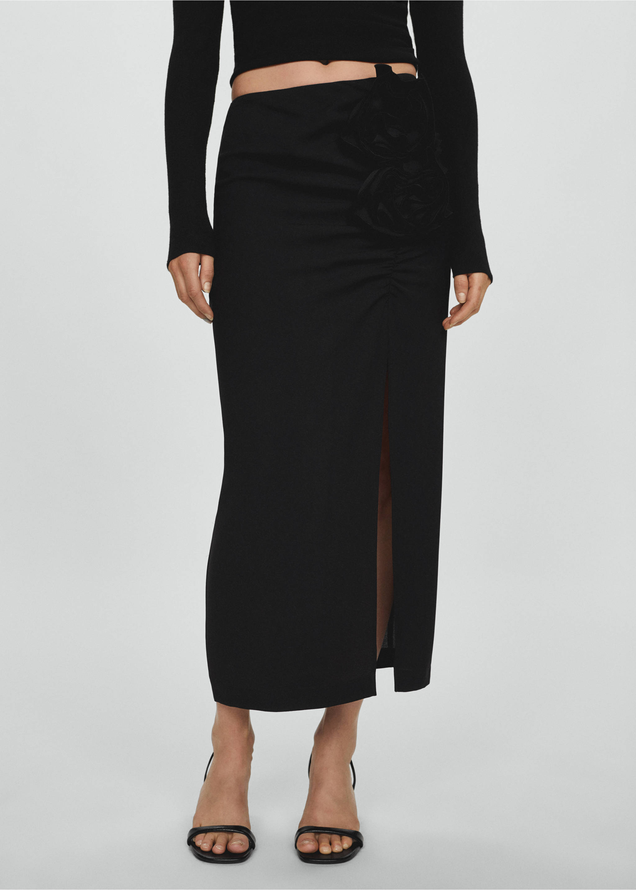Skirt with slit and floral appliqué - Medium plane, Black. Ref: 67045752-00.