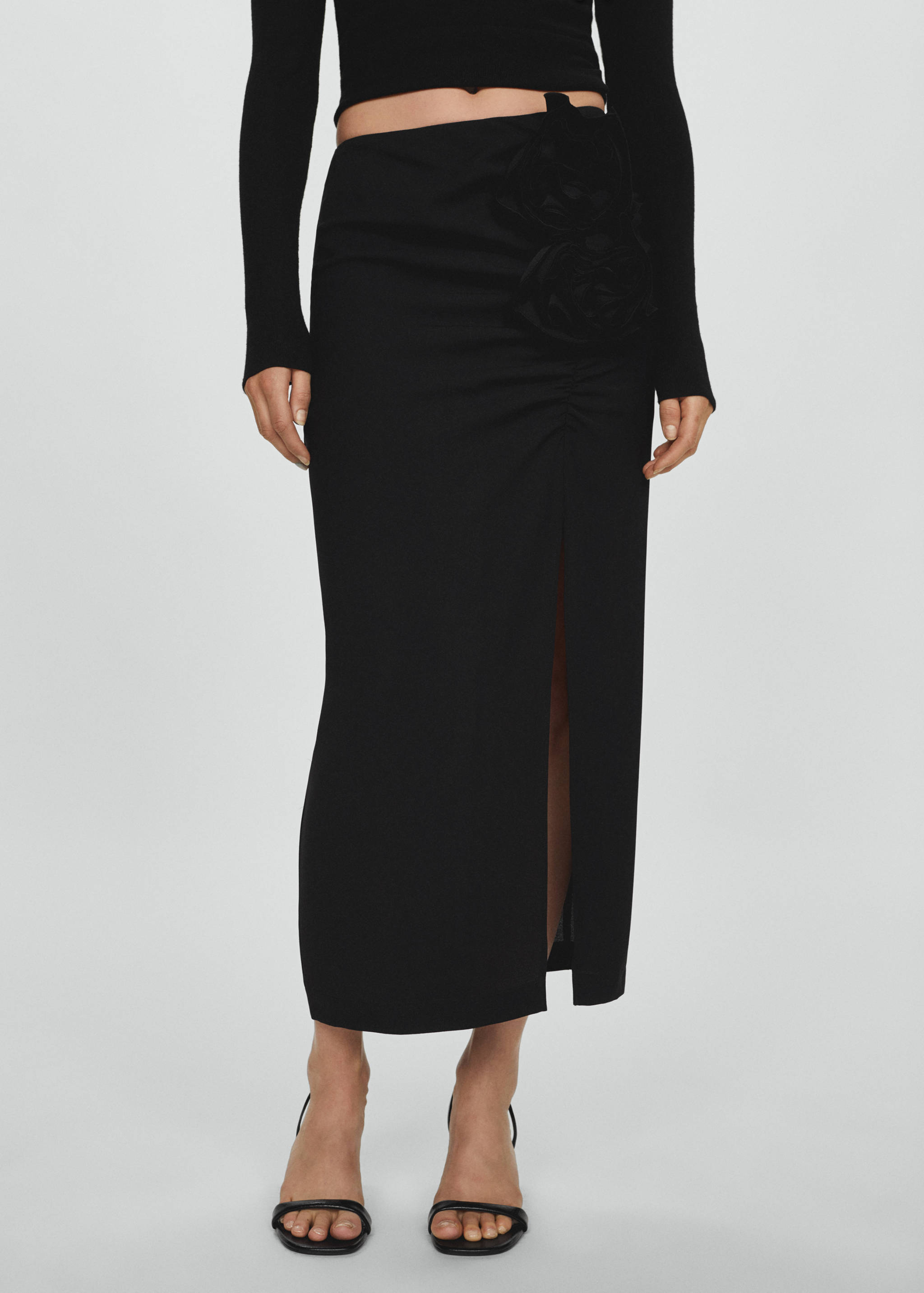 Spódnica z rozcięciem i aplikacjami w kształcie kwiatów - Plan średni