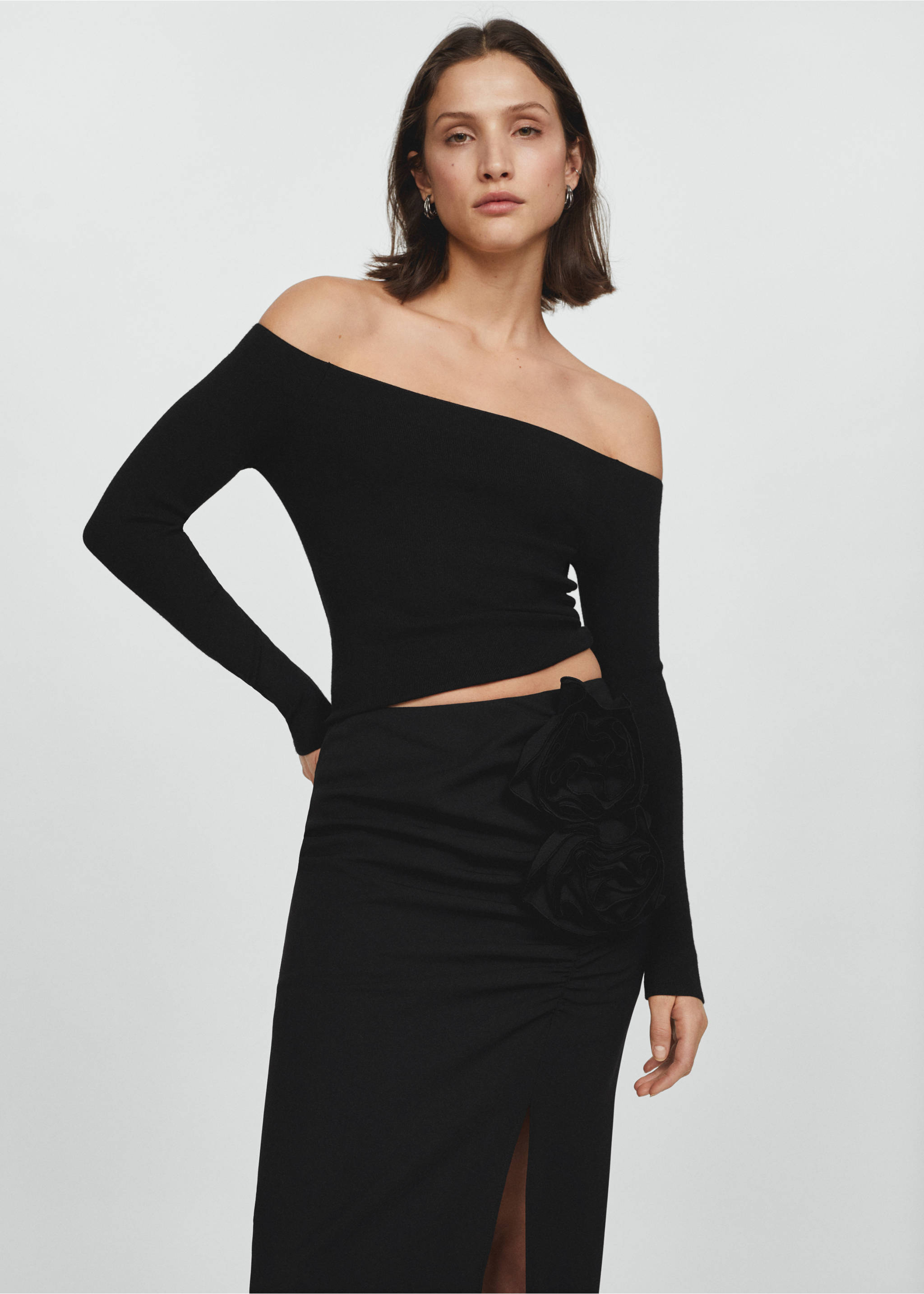 Skirt with slit and floral appliqué - Details of the article 1, Black. Ref: 67045752-00.