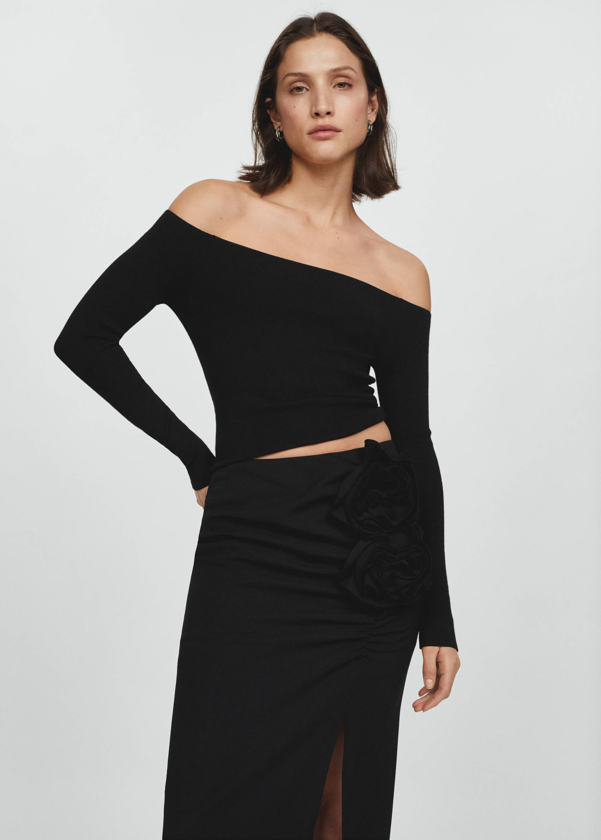 Spódnica z rozcięciem i aplikacjami w kształcie kwiatów - Szczegóły artykułu 1