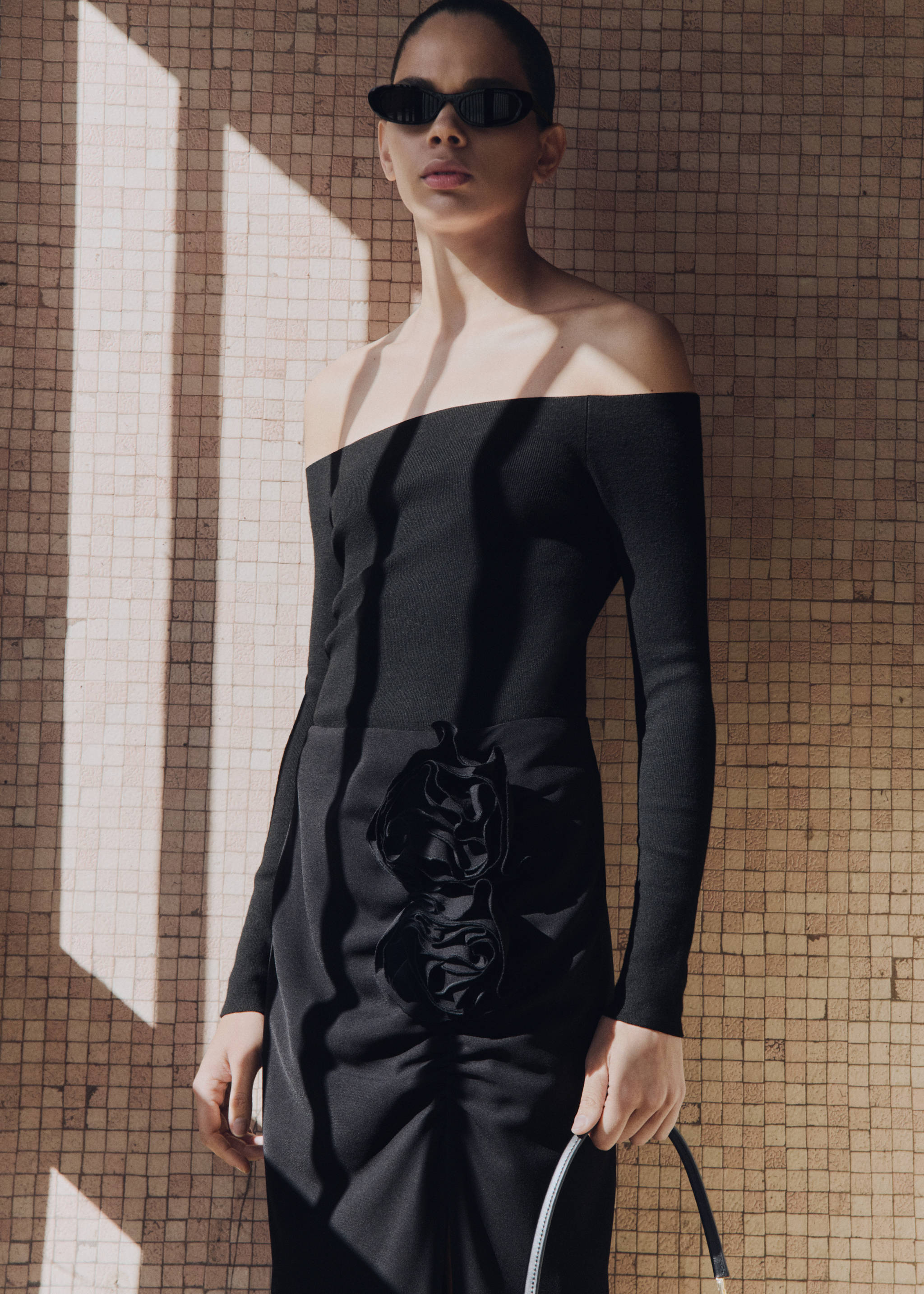 Skirt with slit and floral appliqué - Details of the article 7, Black. Ref: 67045752-00.