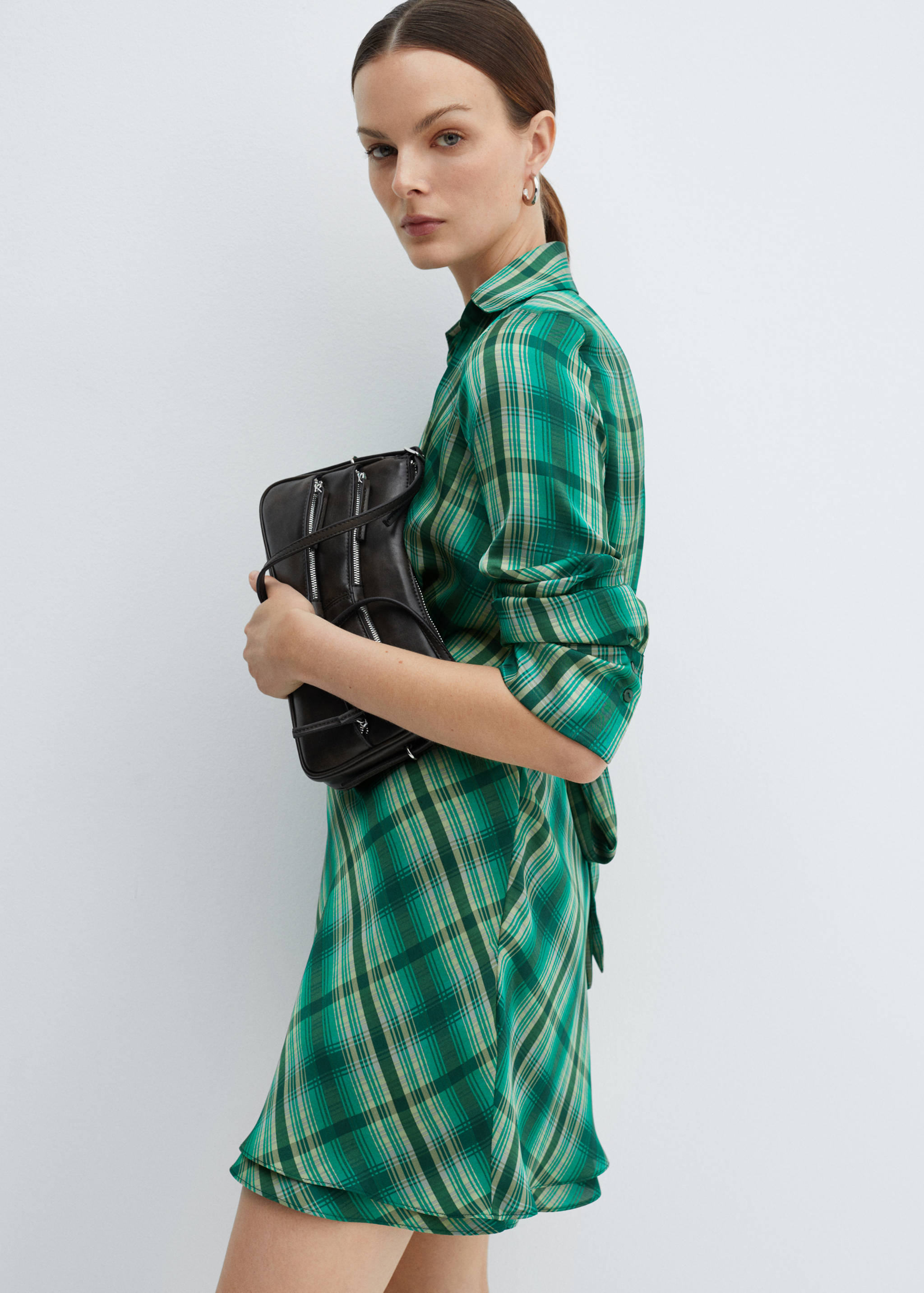 Rutig klänning rosett - Bild av mittparti