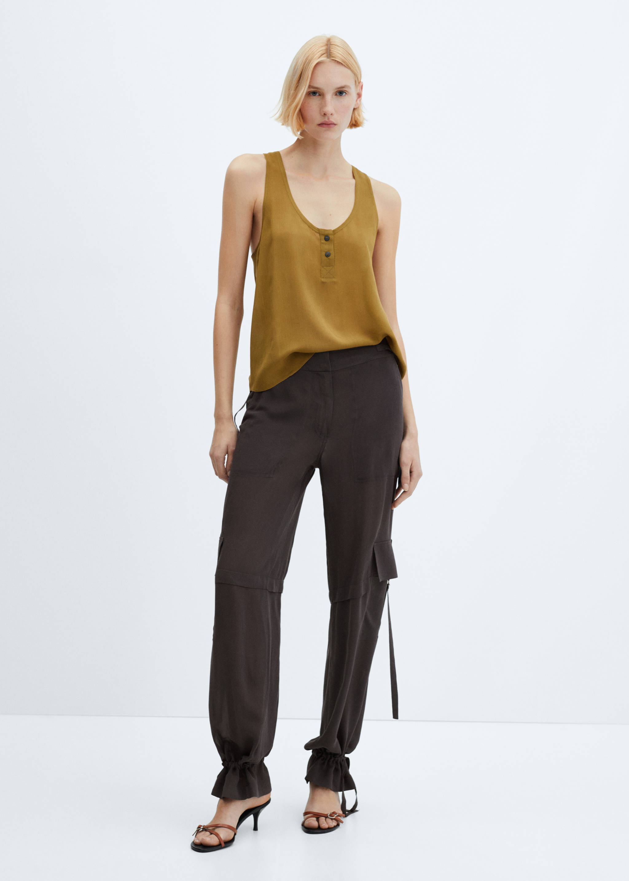 Top fluido botões - Plano geral