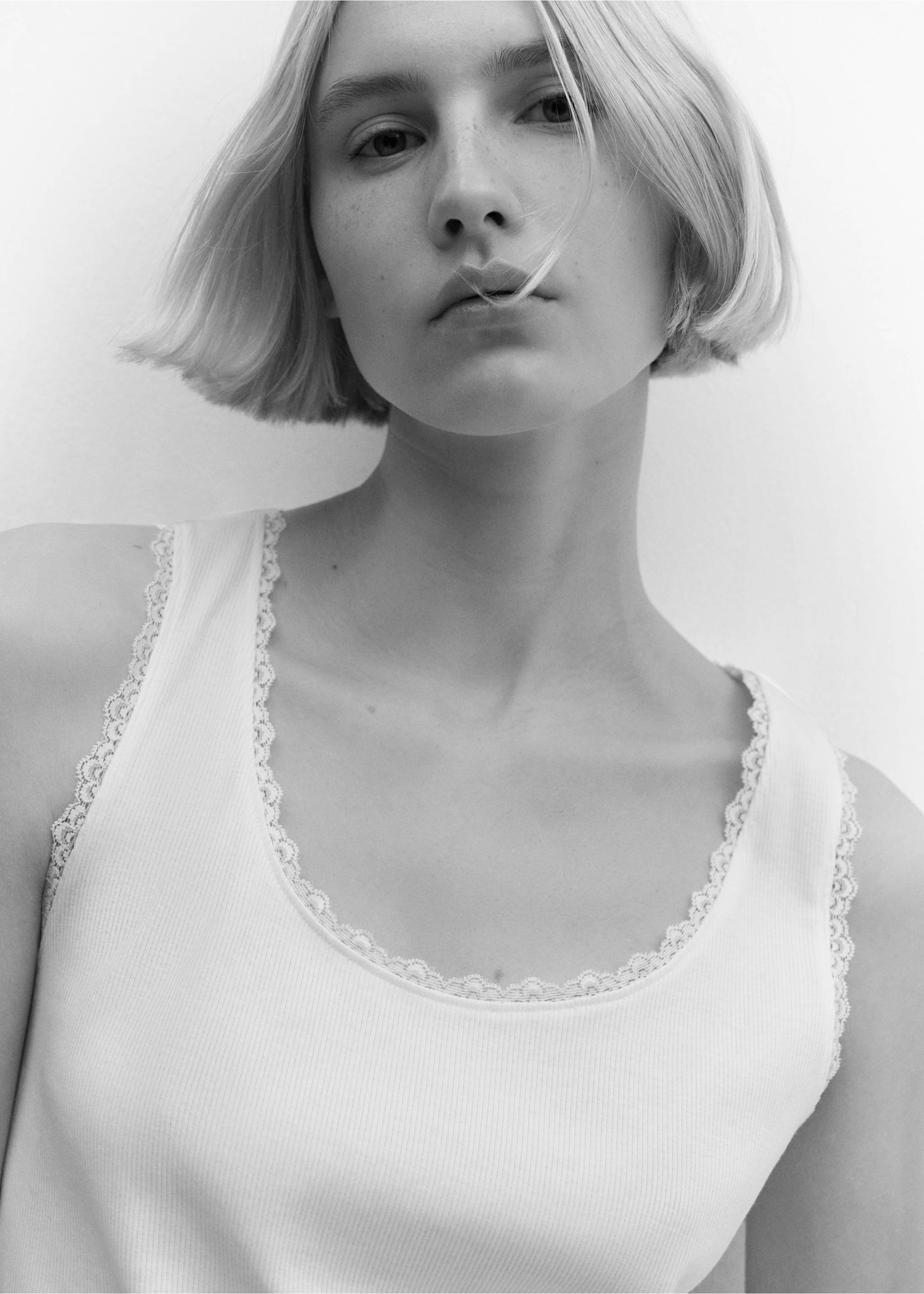 Top mit Seidenspitzen-Detail - Detail des Artikels 1, Weiß. Ref: 67045998-00.