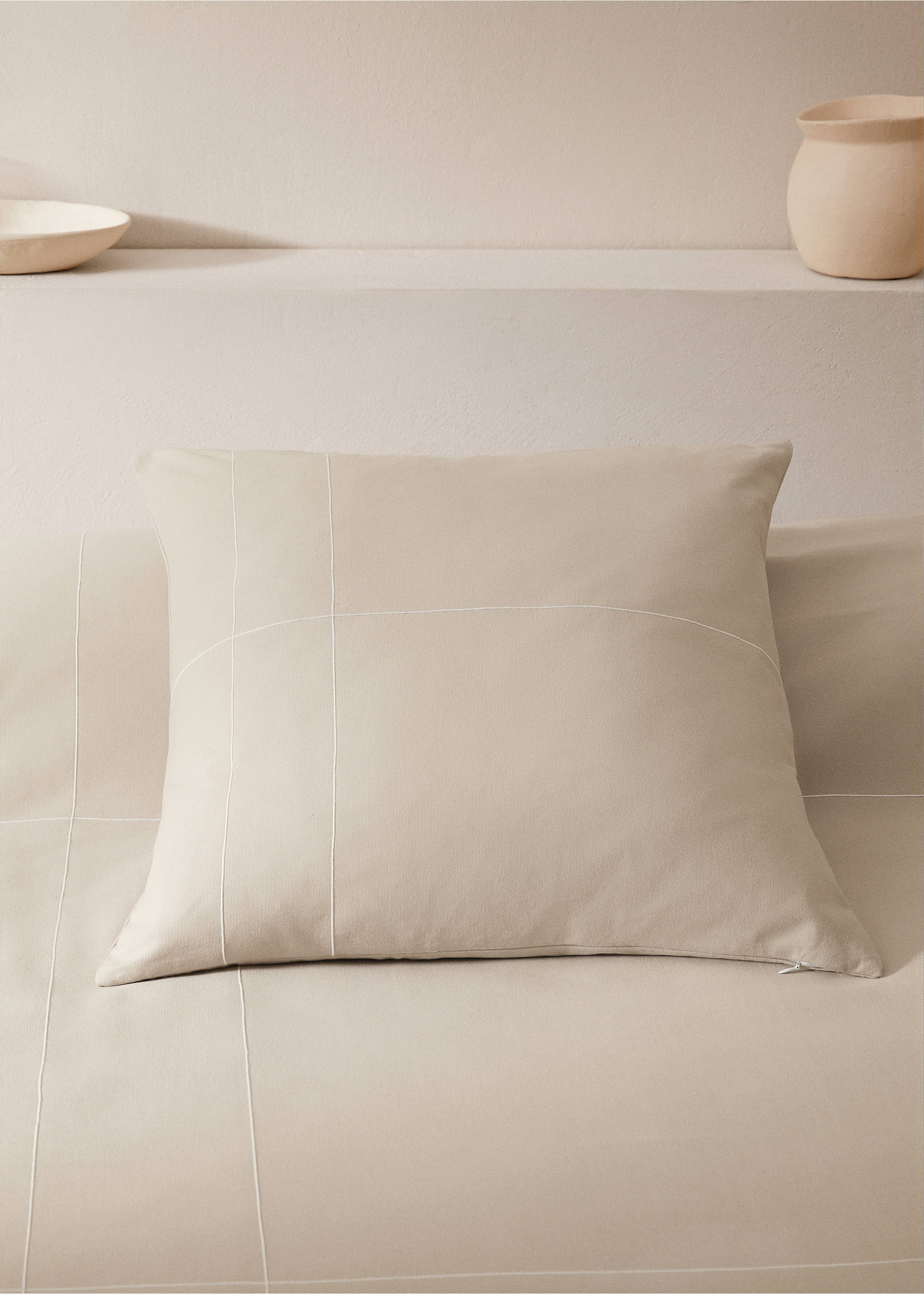 Housse de coussin coton lignes brodées 60x60 cm - Plan général, Beige. Ref: 67046008-00.