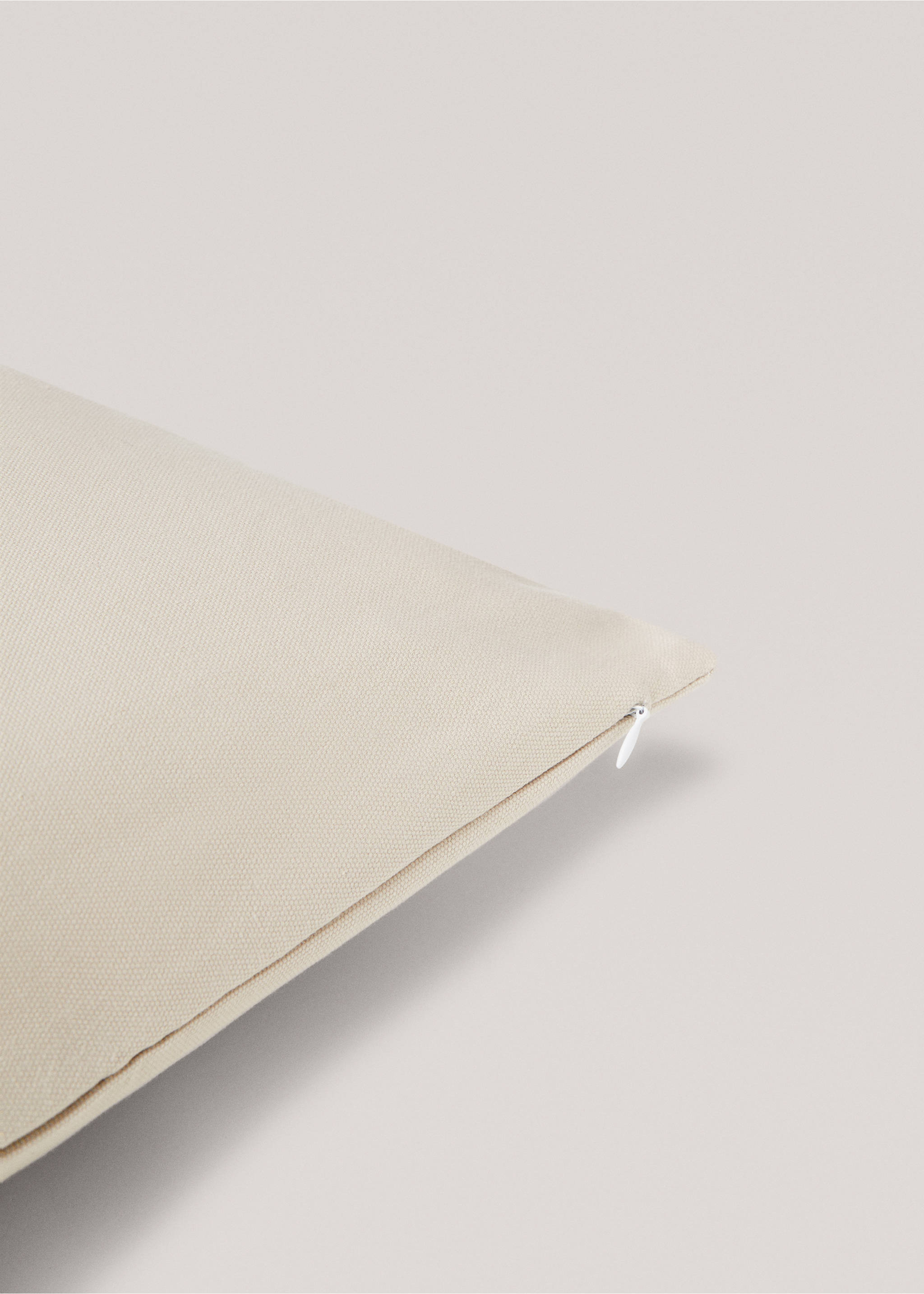 Housse de coussin coton lignes brodées 60x60 cm - Détail de l'article 1, Beige. Ref: 67046008-00.