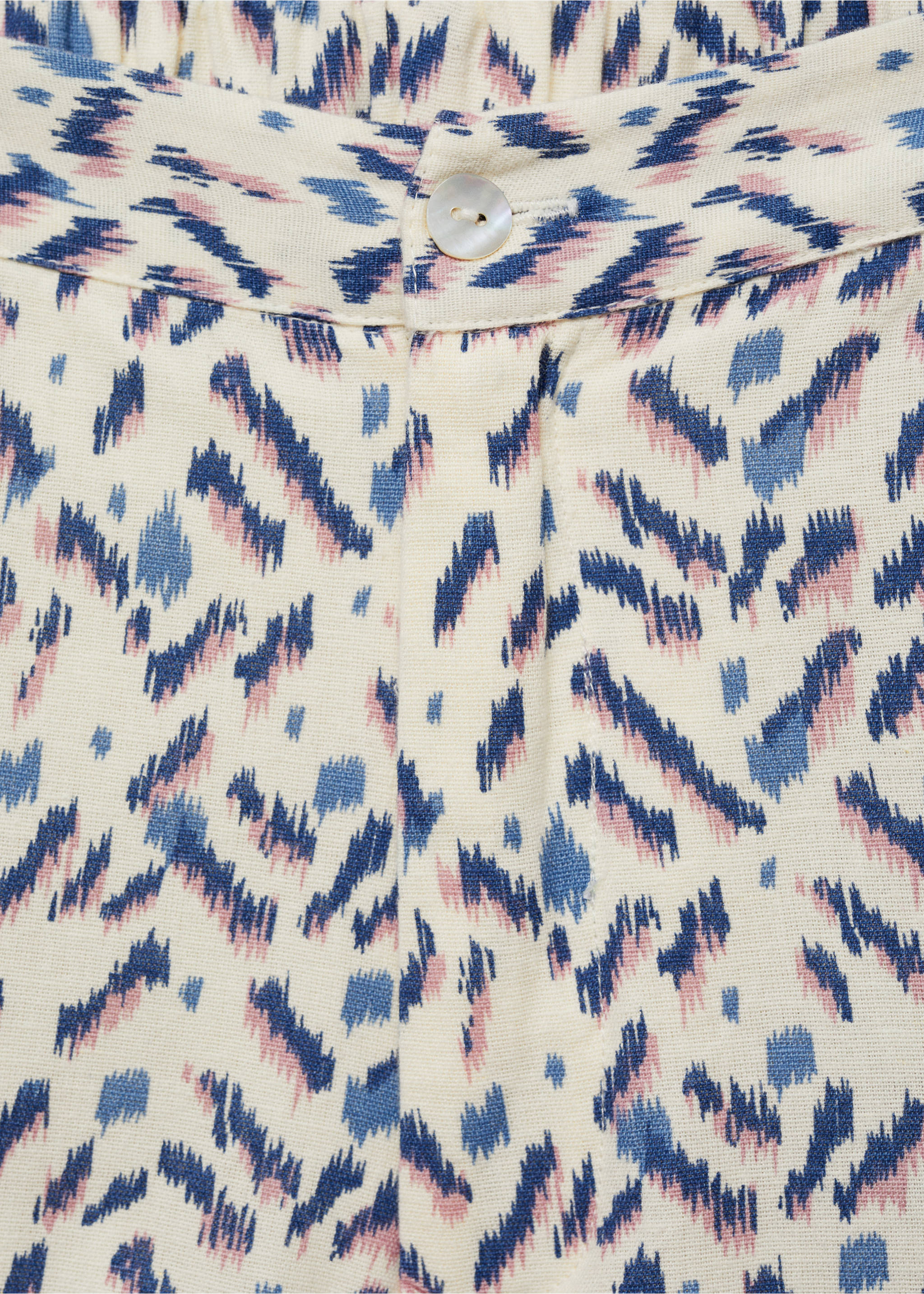 Short imprimé en lin - Détail de l'article 8, Blanc cassé. Ref: 67046010-00.