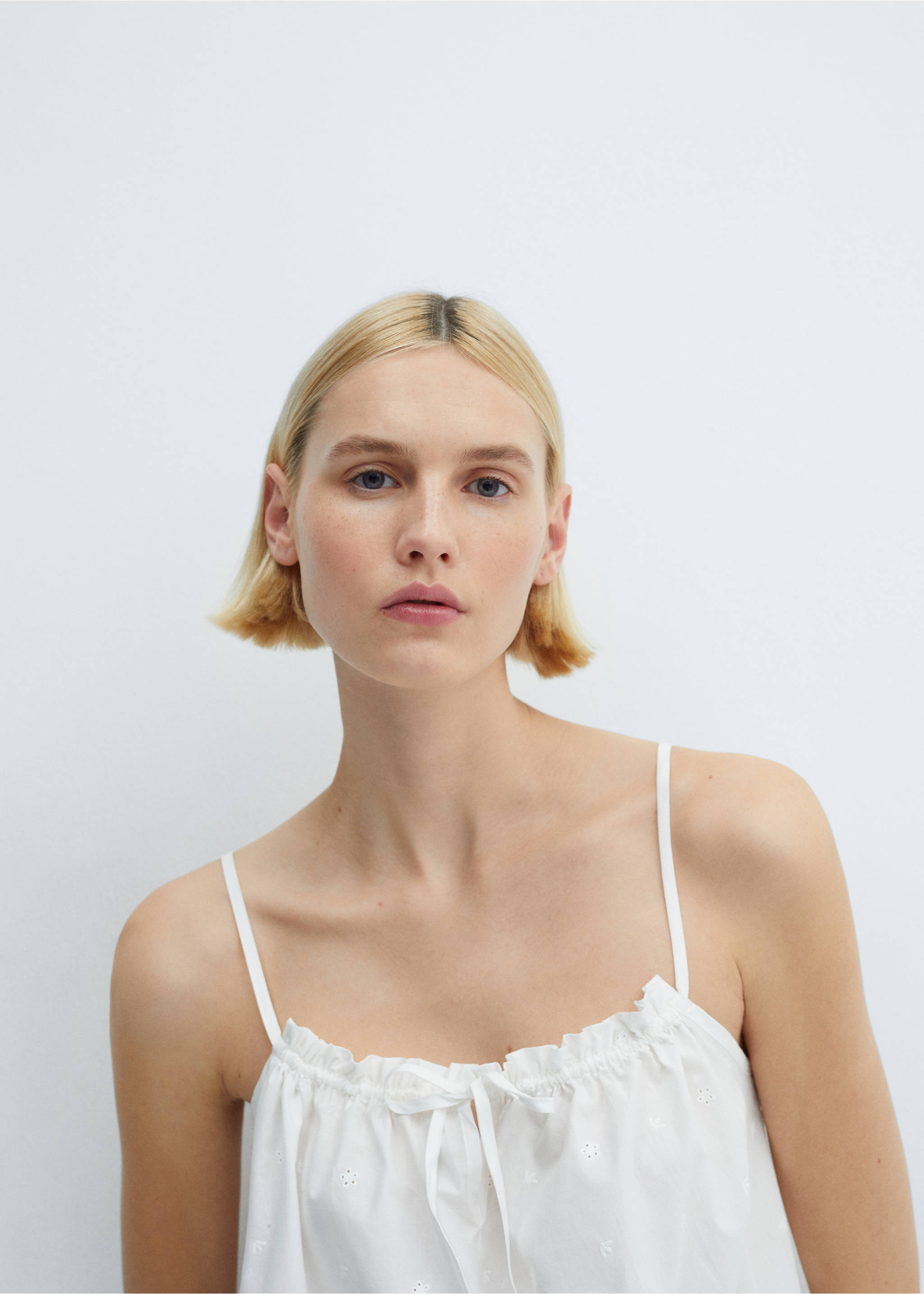 Baumwoll-Nachthemd mit Lochdetails - Detail des Artikels 1, Weiß. Ref: 67046020-00.